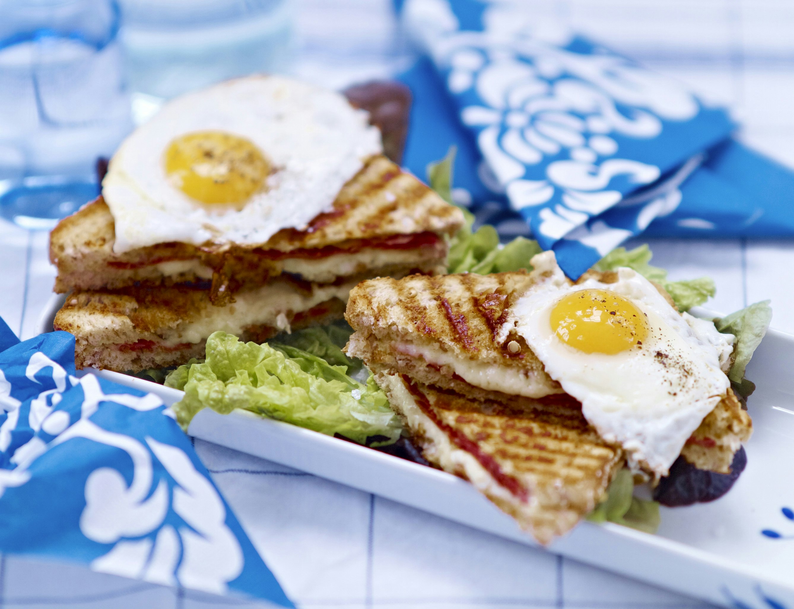 Croque madame med skinke og emmentaler