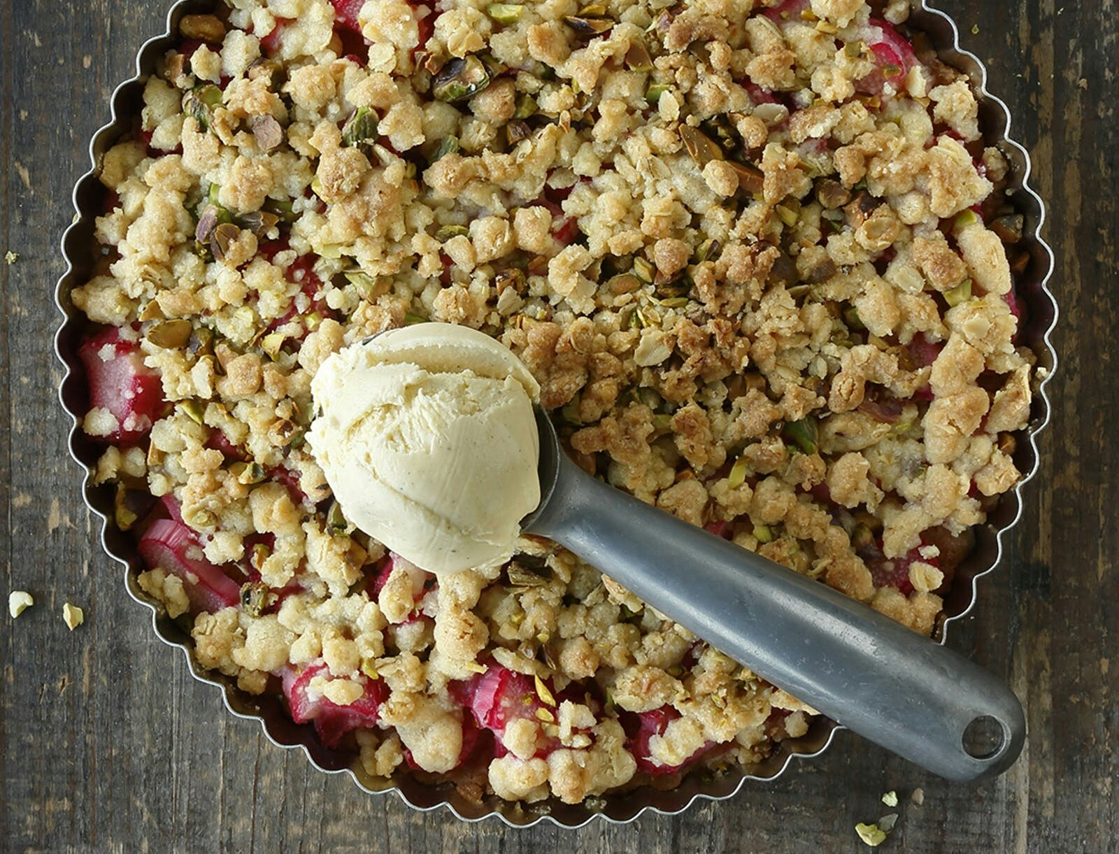 Crumble med rabarber og pistacienødder
