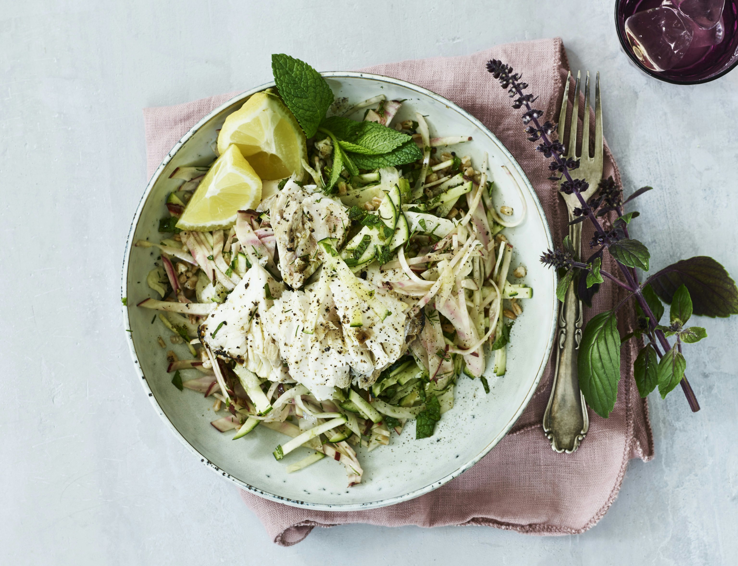 Dampet kulmule og speltsalat med sprøde grøntsager