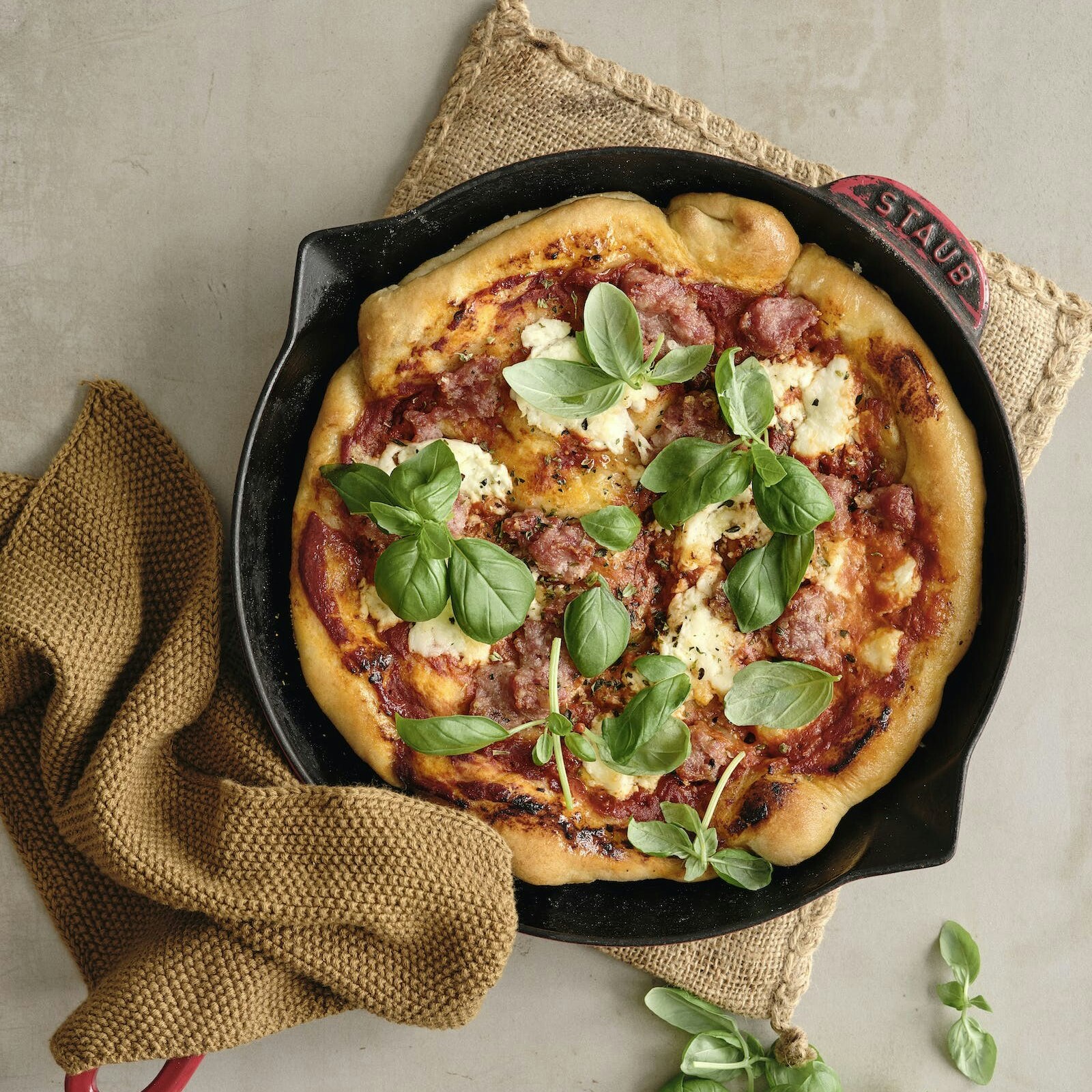 Deep pan pizza med salsiccia og mozzarella