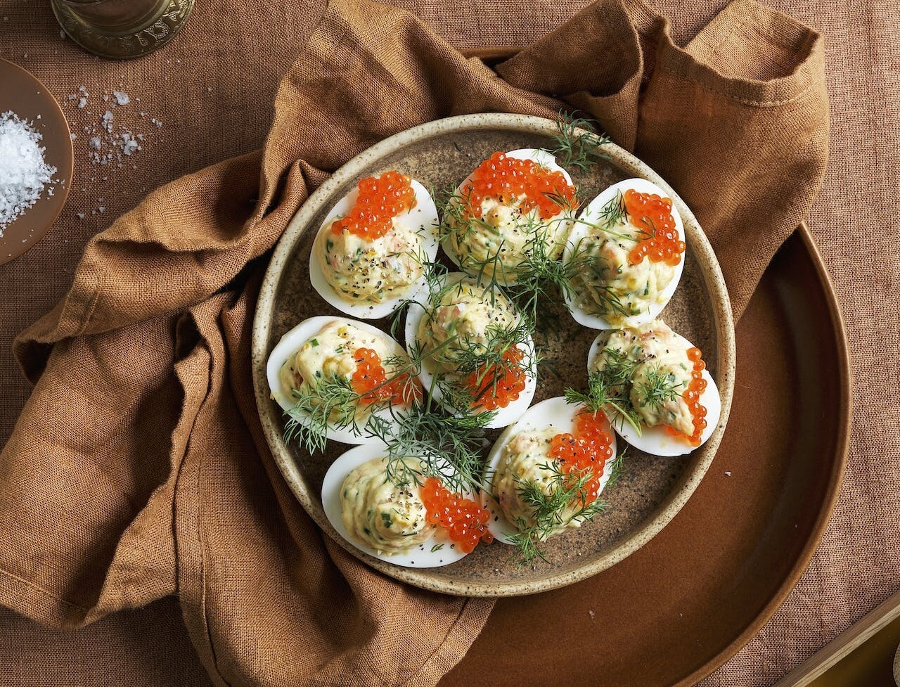 Djælveæg med laks og forårsløg