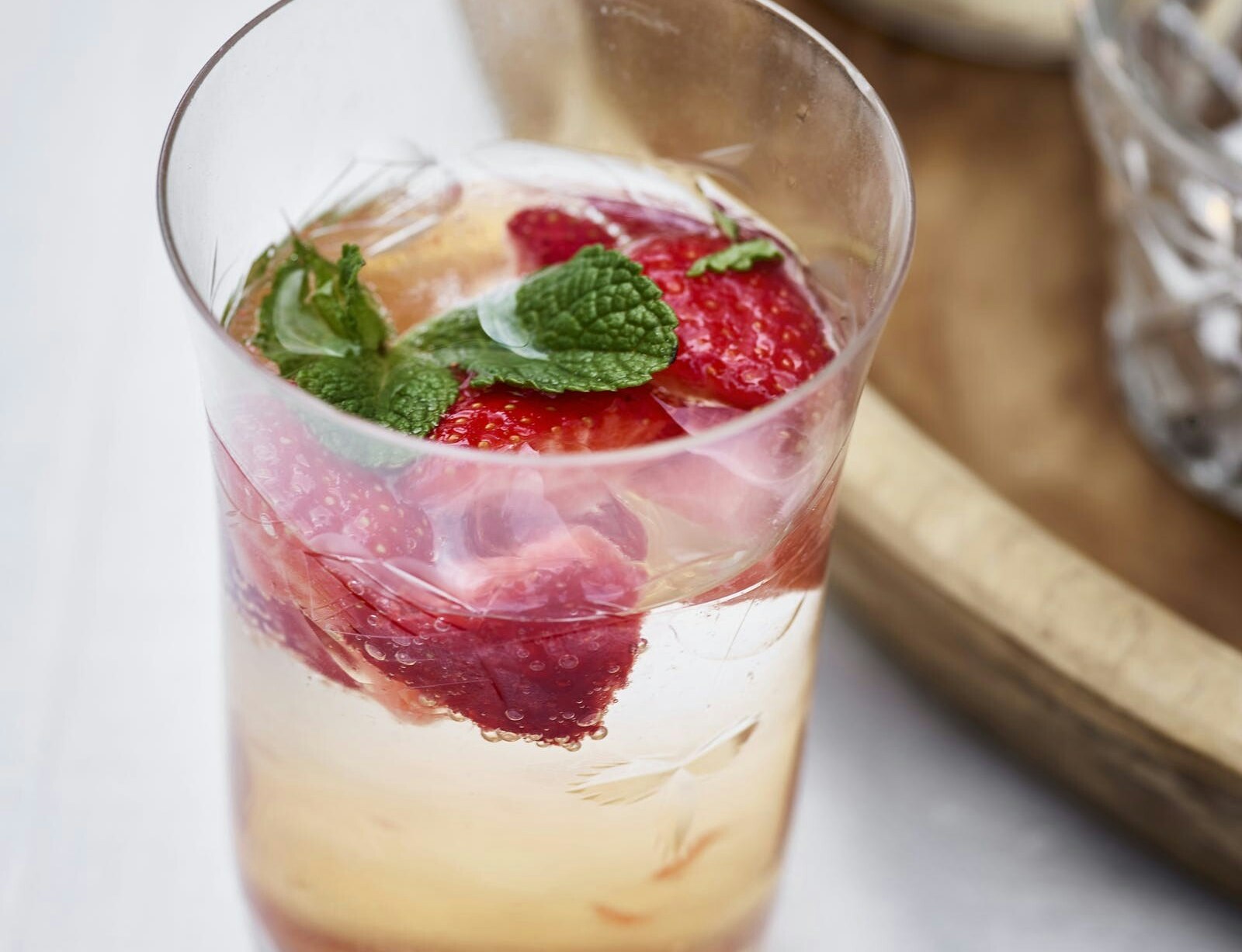 Drink med vodka og hyldeblomst