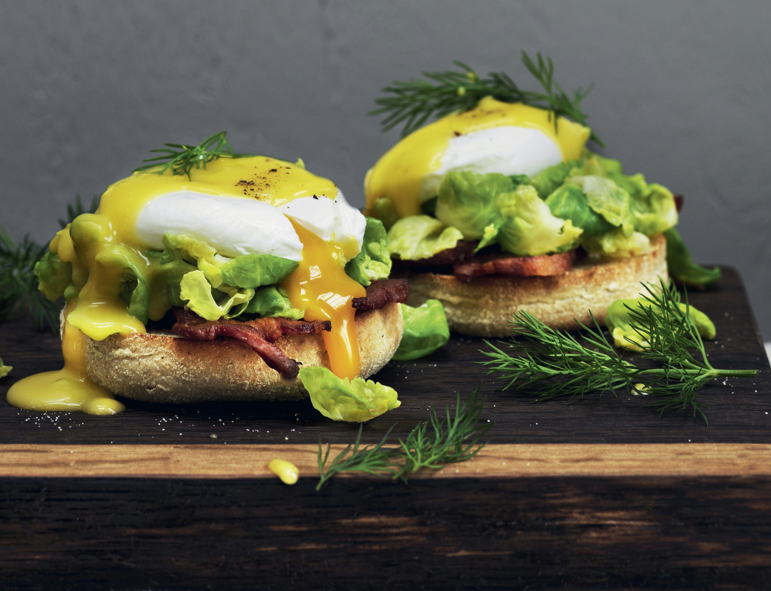 Egg benedict med bacon og kål