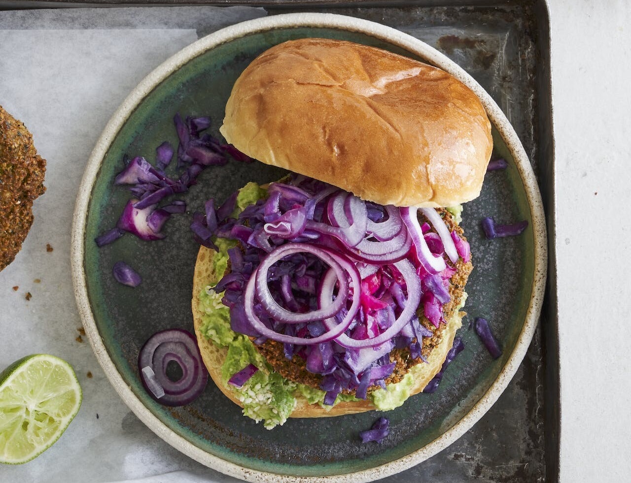 Falafelburger med avocadomos og knust kål