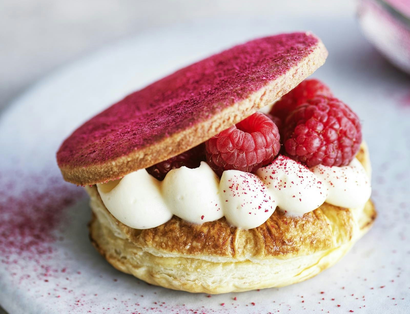 Fastelavnsboller med hindbær, hvid chokolade og mandelkiks