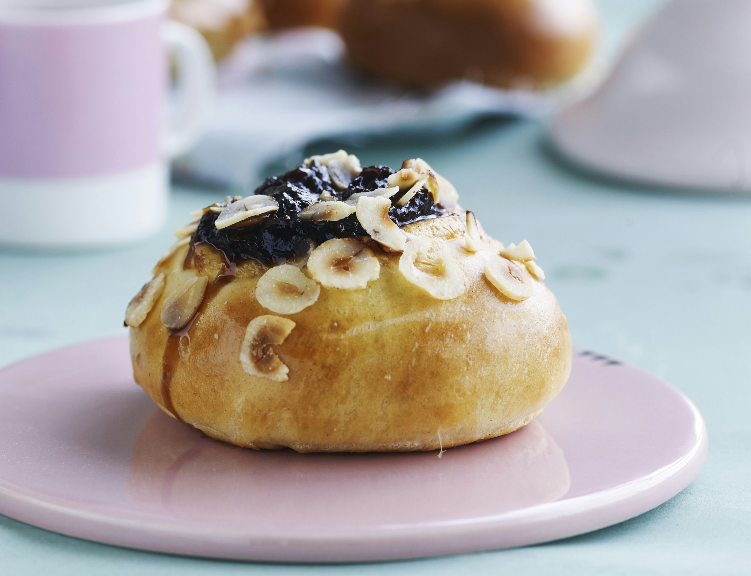 Fastelavnsboller med marmelade og nøddedrys