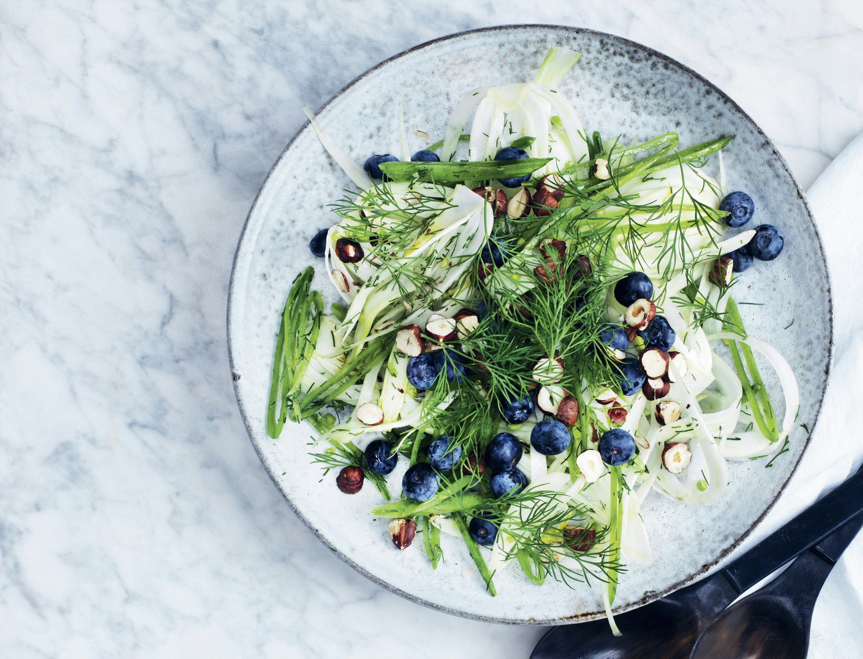 Fennikelsalat med ærter og blåbær