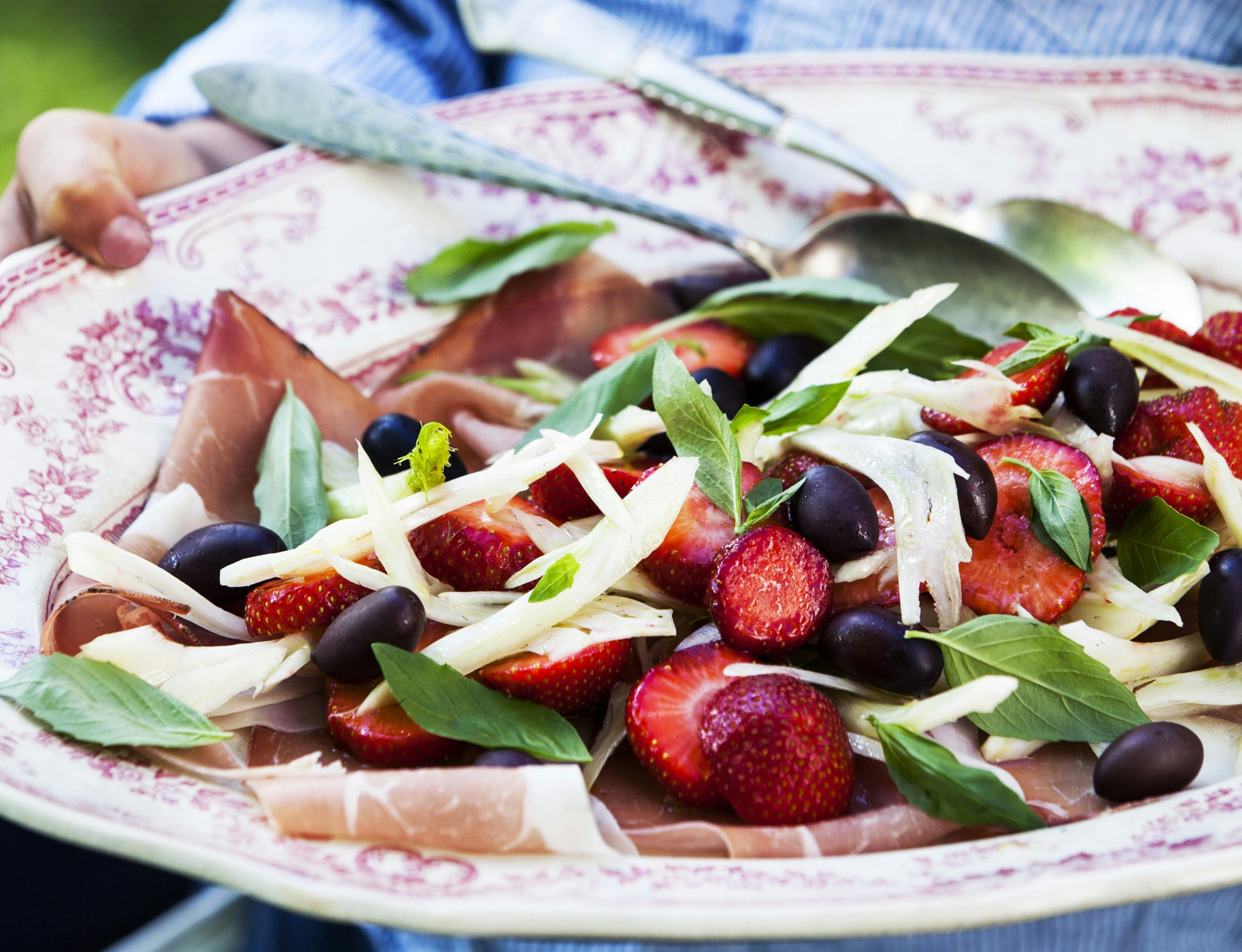 Fennikelsalat med jordbær, oliven og parmaskinke