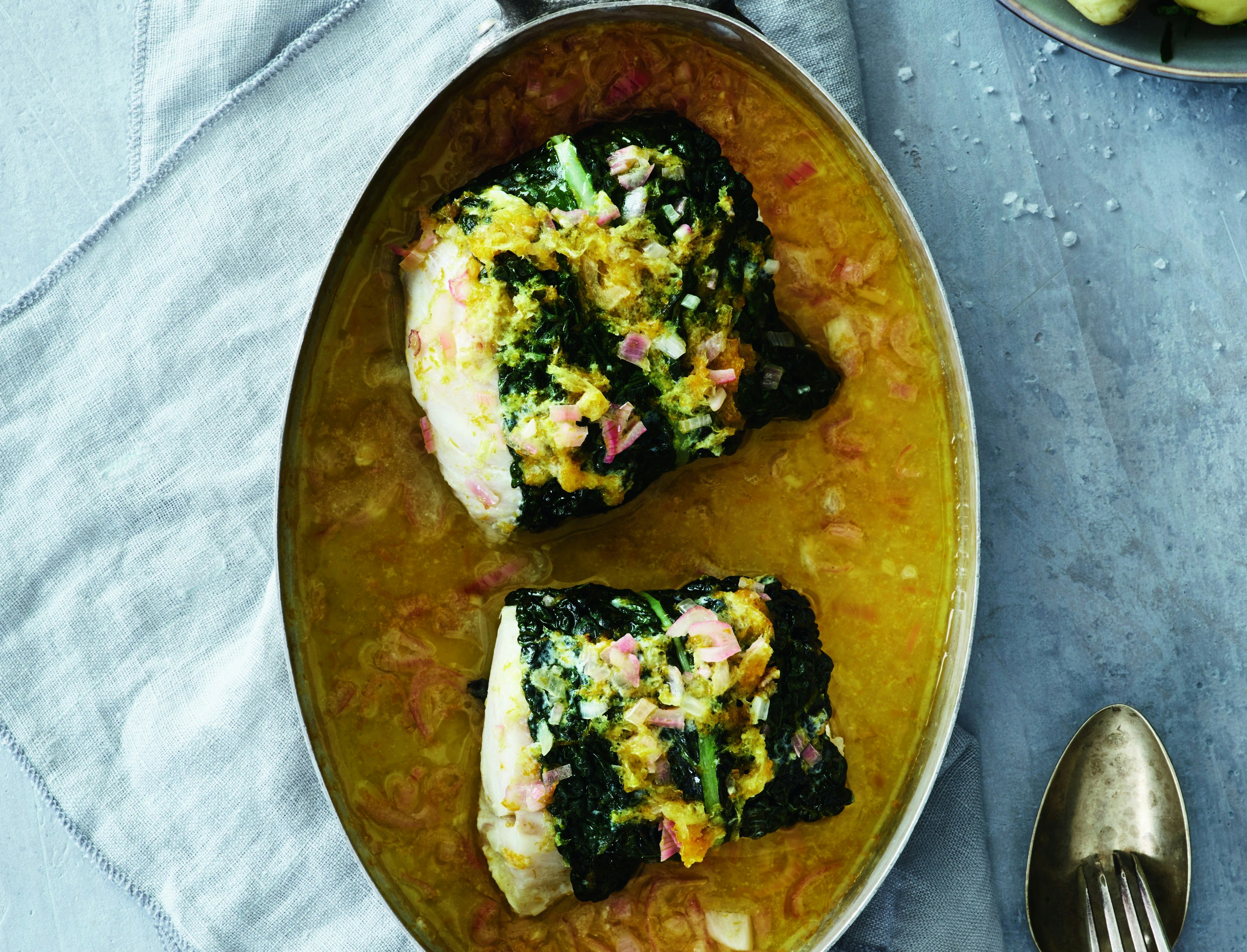 Fisk bagt i kålsvøb med citronsmør