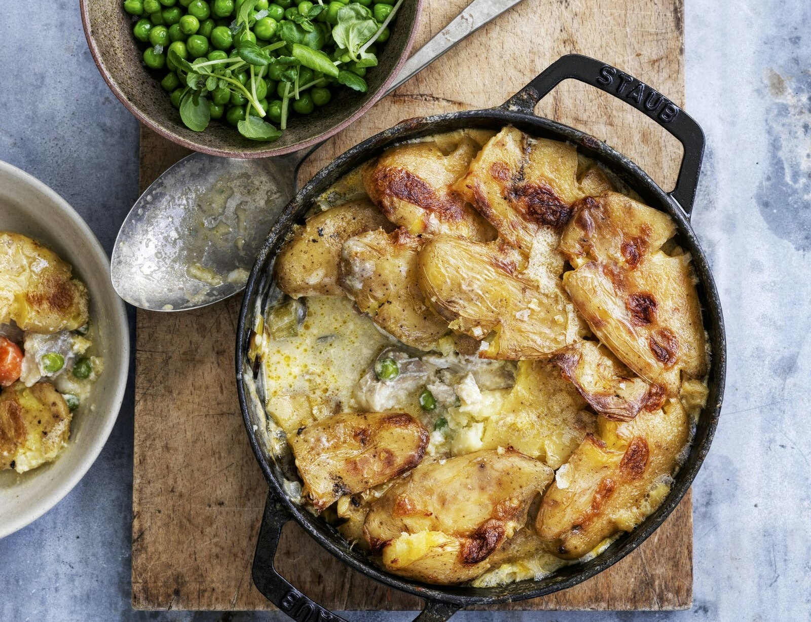 Fisk i fad med knuste nye kartofler