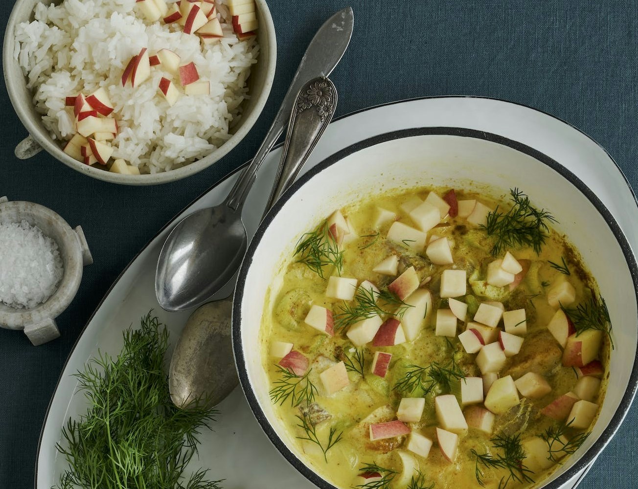 Fisk i karrysauce med æbler og kokosris