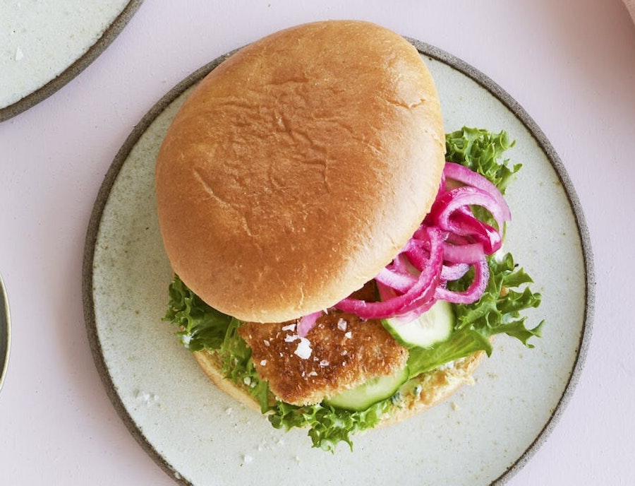 Fiskeburger med urtecreme og lynsyltede rødløg