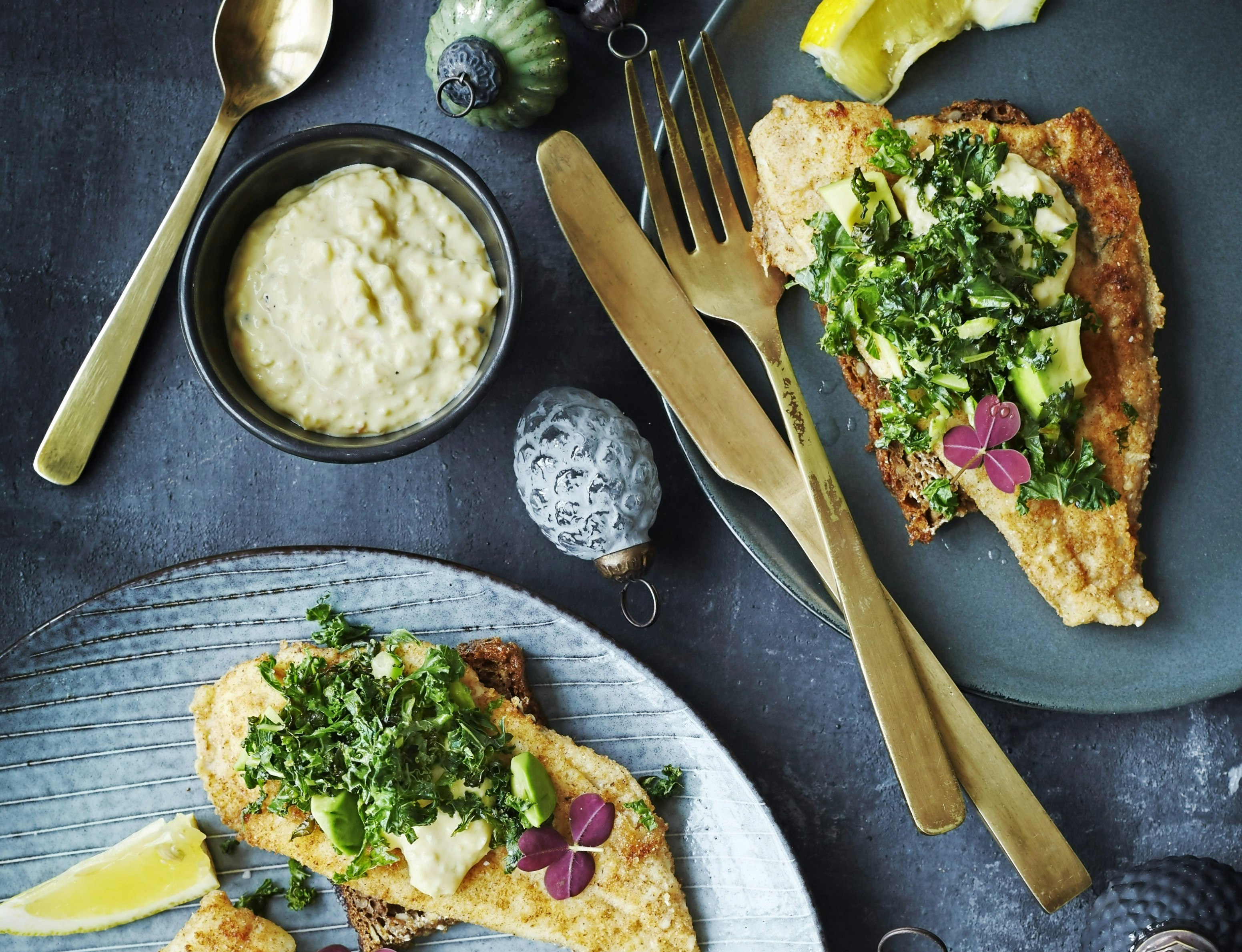Fiskefileter med remoulade, avocado og grønkål