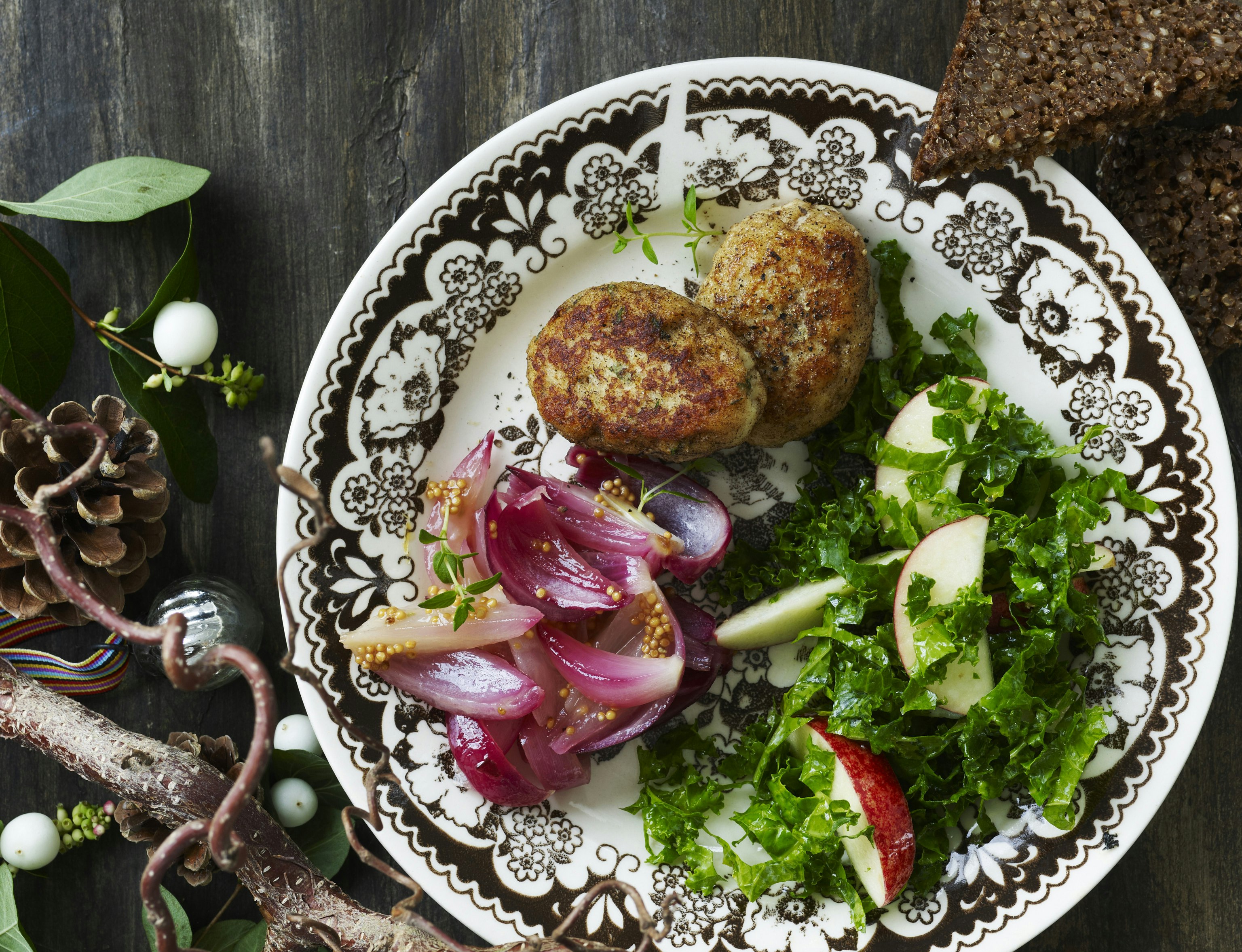 Fiskefrikadeller med grønkålssalat og løgkompot