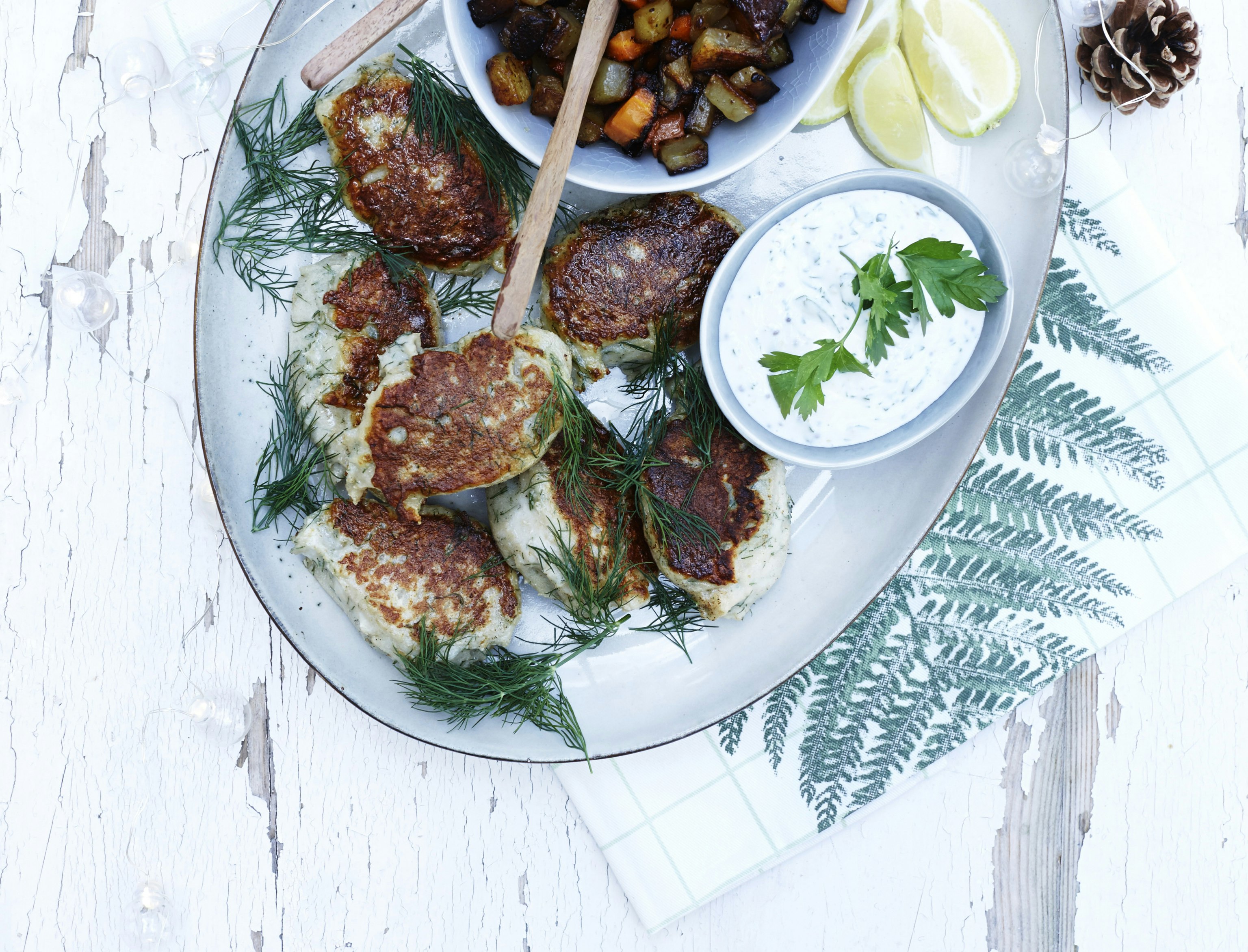Fiskefrikadeller med stegte rodfrugter