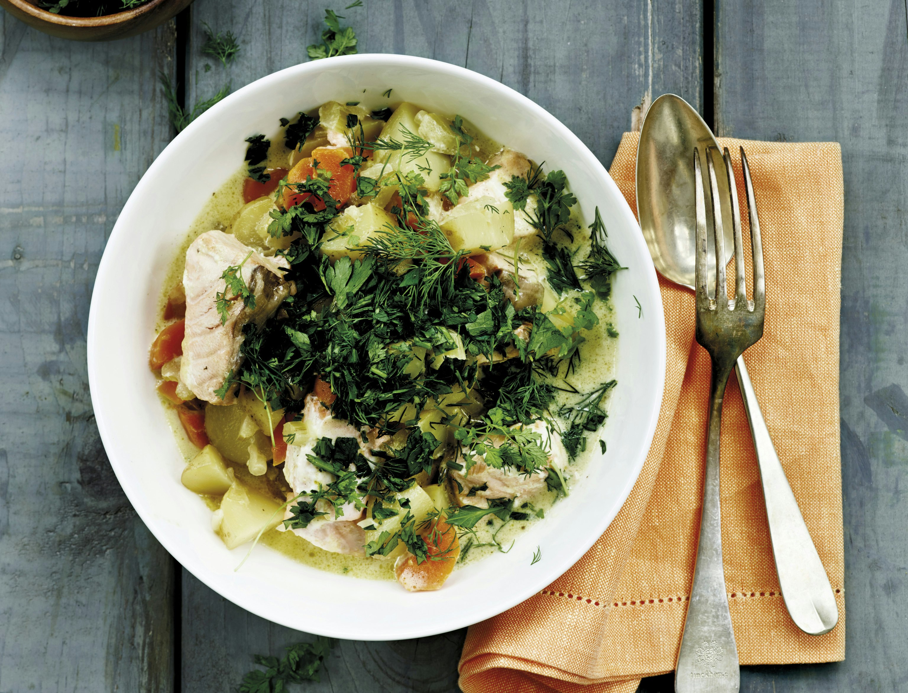 Fiskesuppe med laks og grøntsager