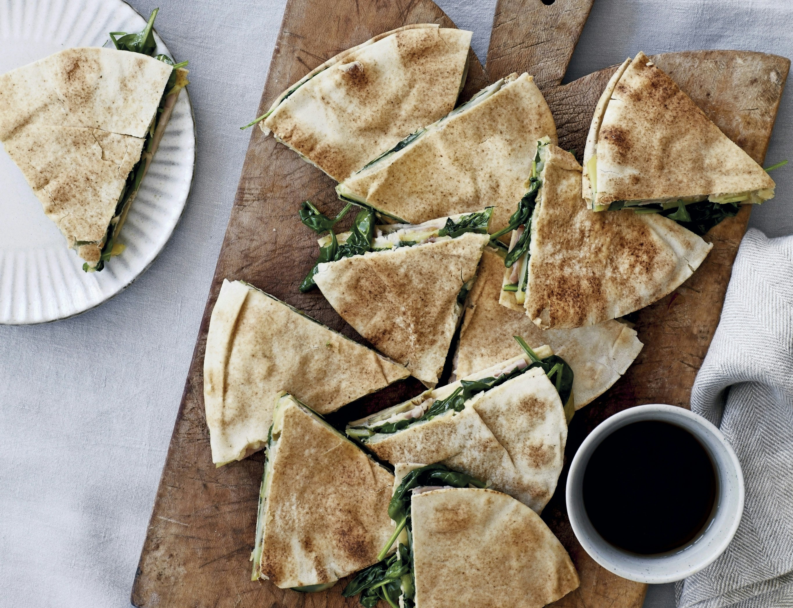Fladbrød med kartoffel, spinat og skinke