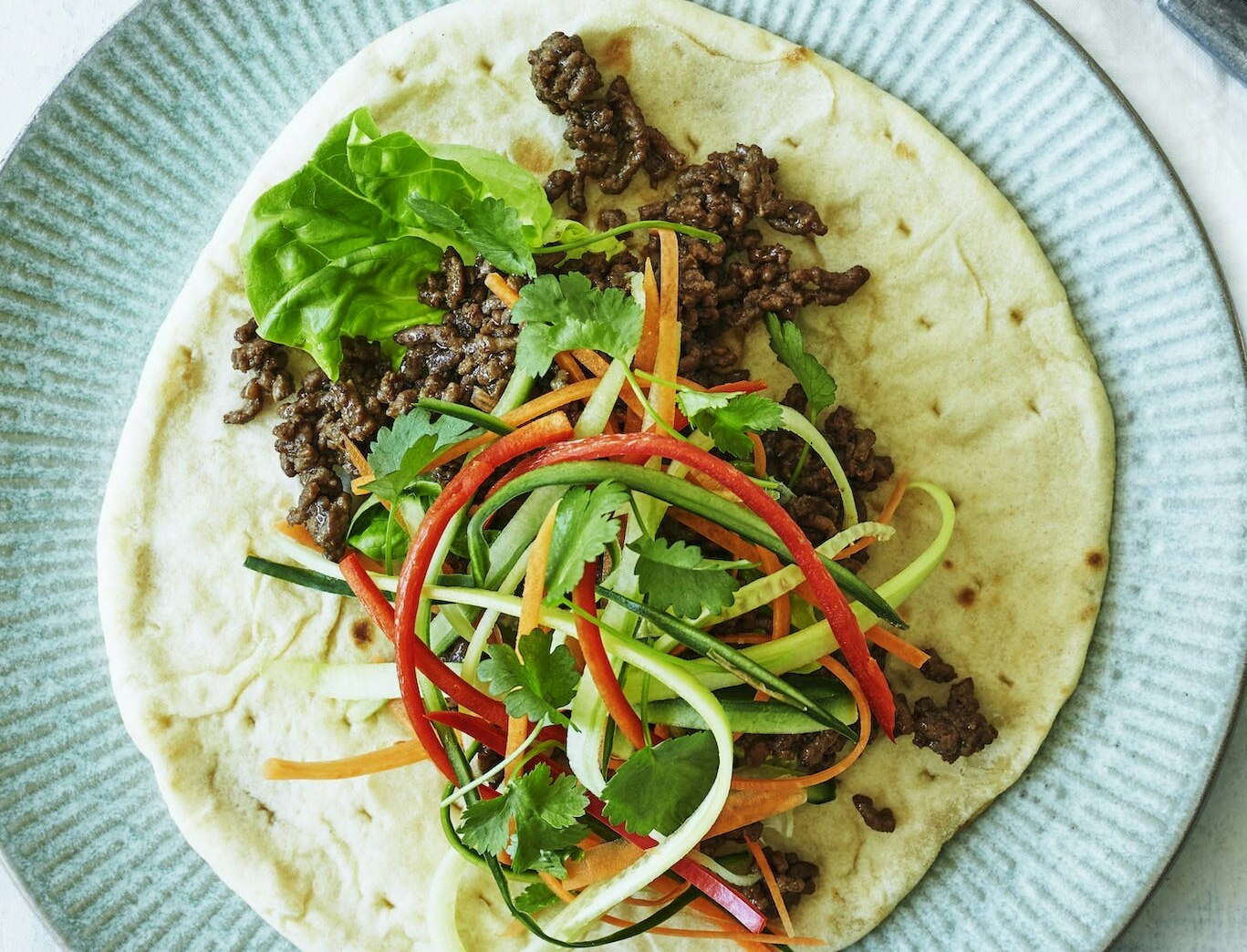 Fladbrød med krydret oksekød og sprøde grøntsager