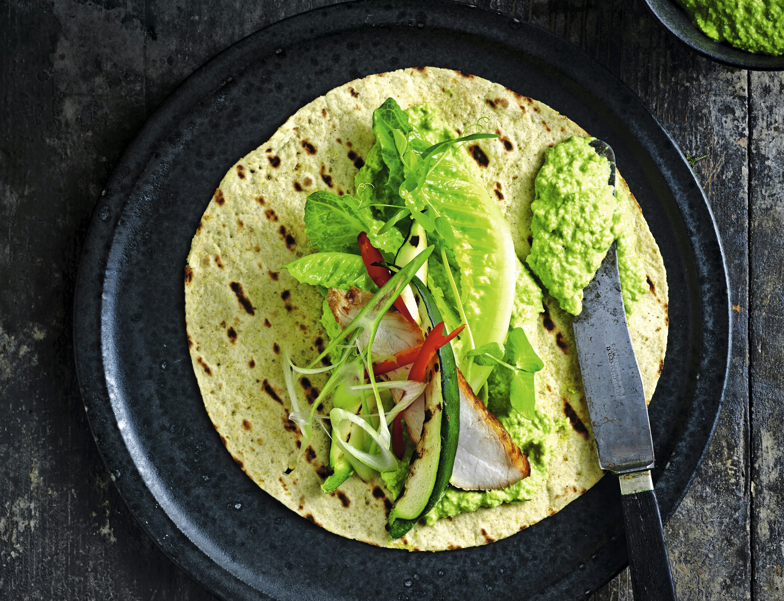 Fladbrød med kylling og ærtecreme