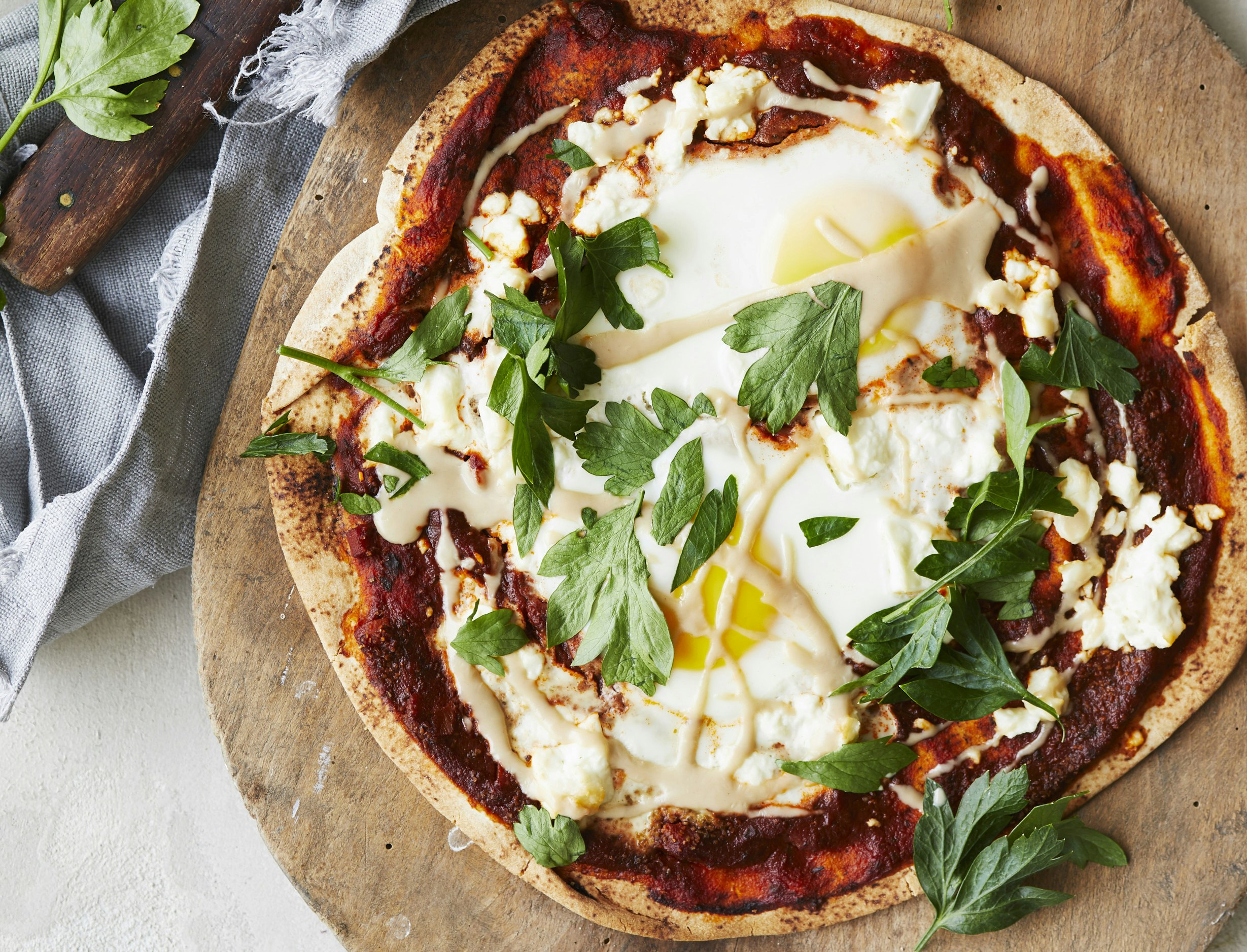 Fladbrødspizza med feta og æg