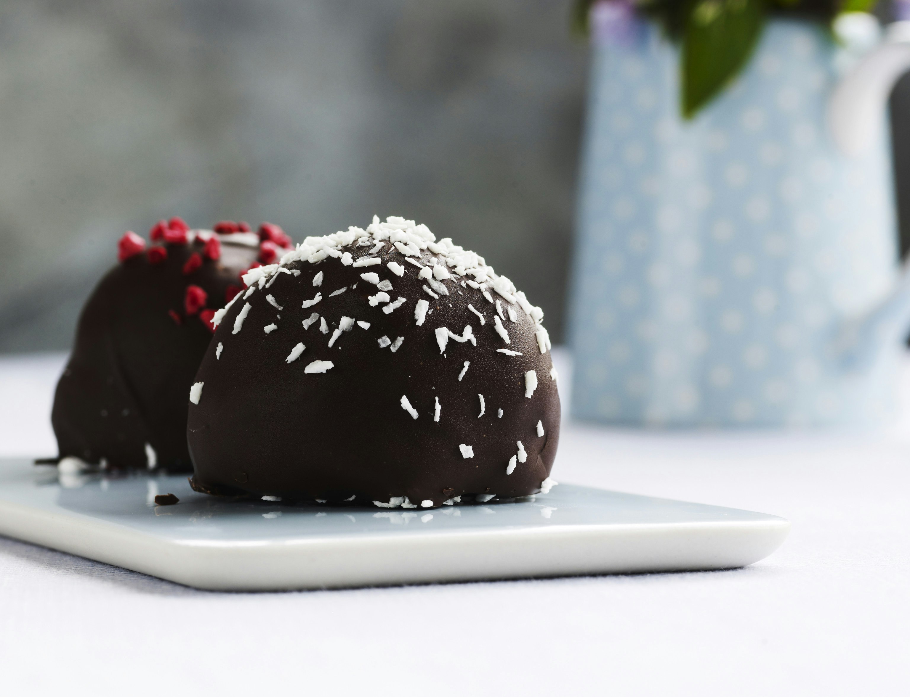 Flødeboller med mørk chokolade og marcipanbund