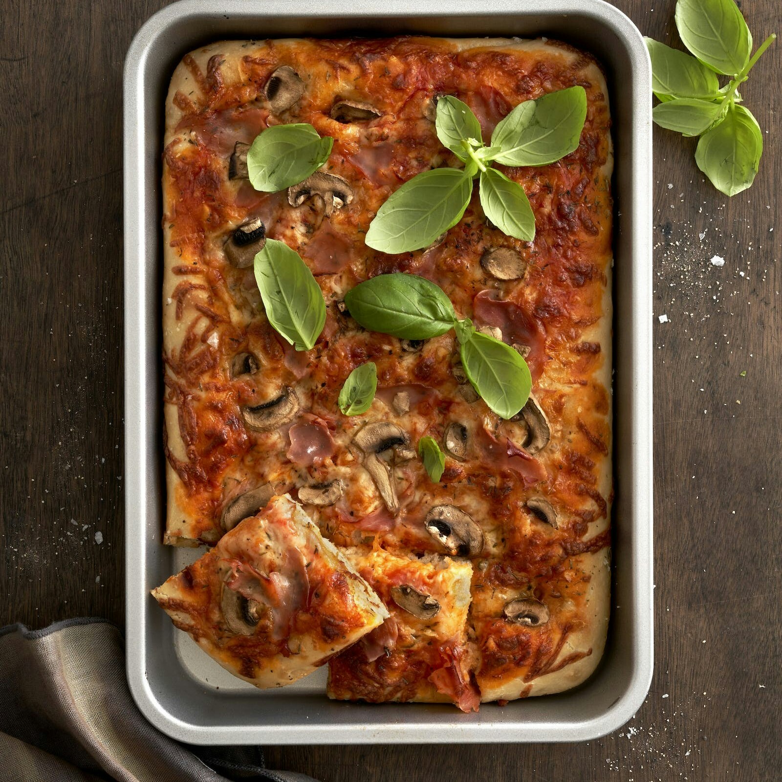 Focaccia-pizza med skinke og champignoner