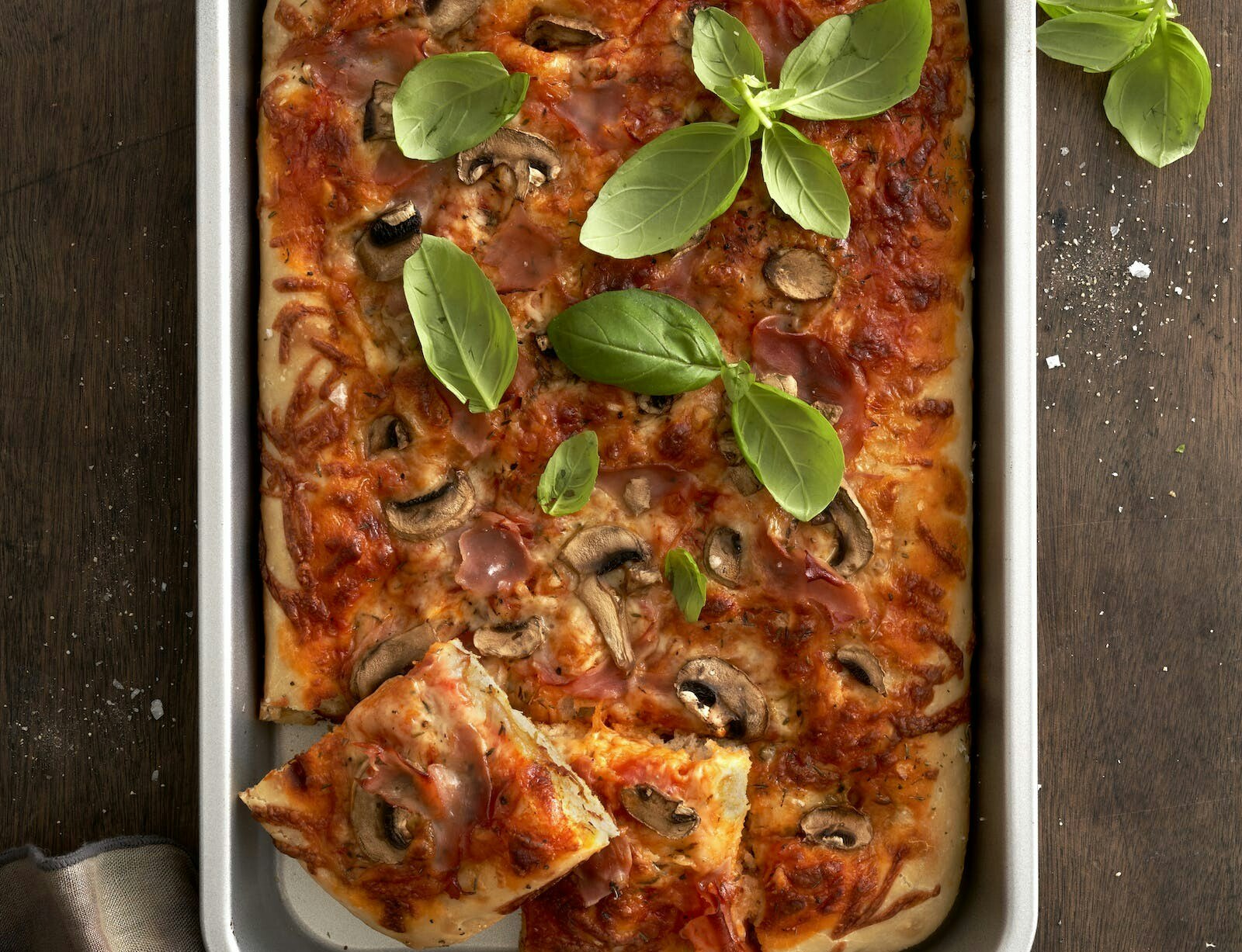 Focaccia-pizza med skinke og champignoner