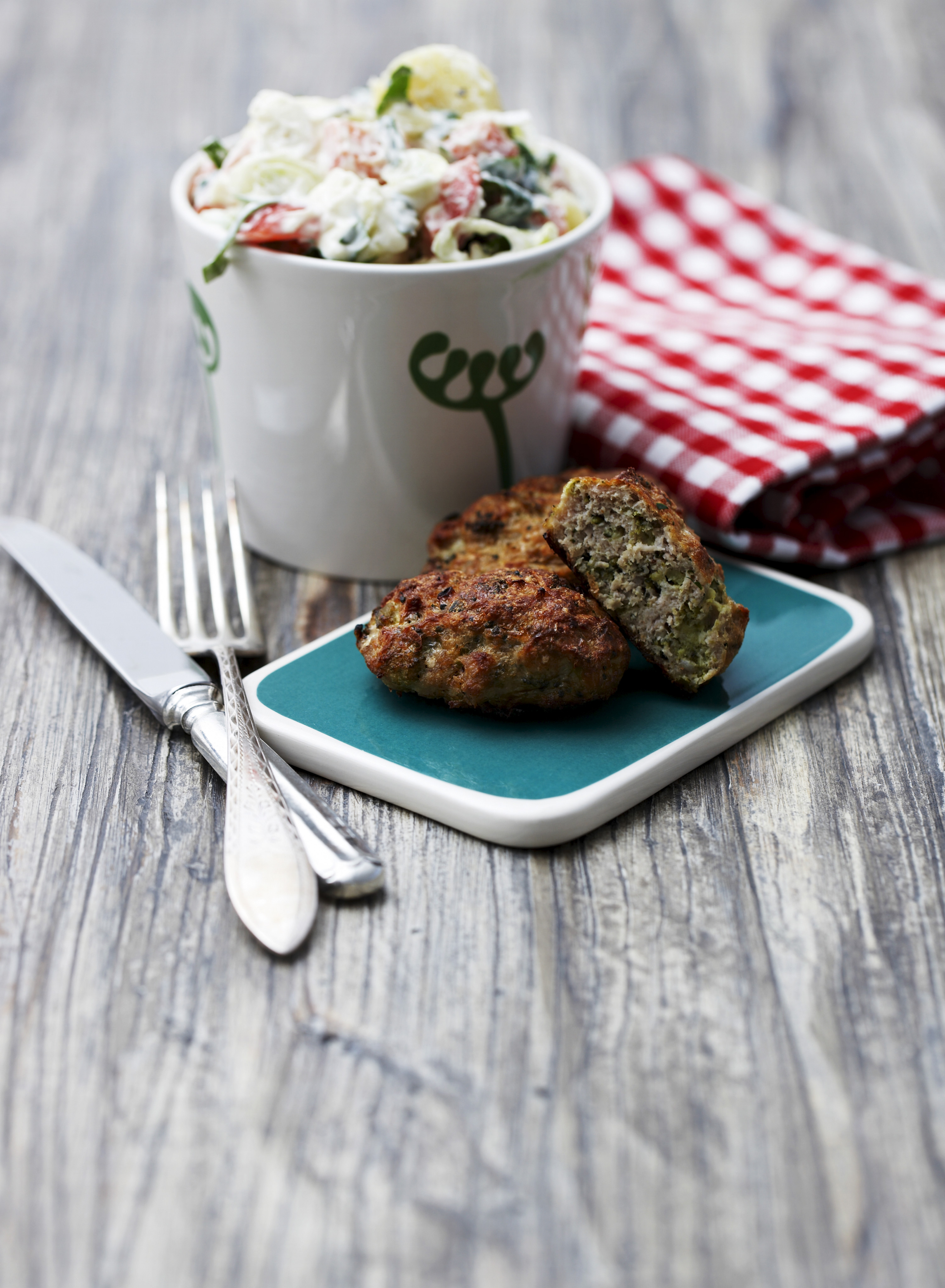 Frikadeller Med Grøn Kartoffelsalat | SPIS BEDRE