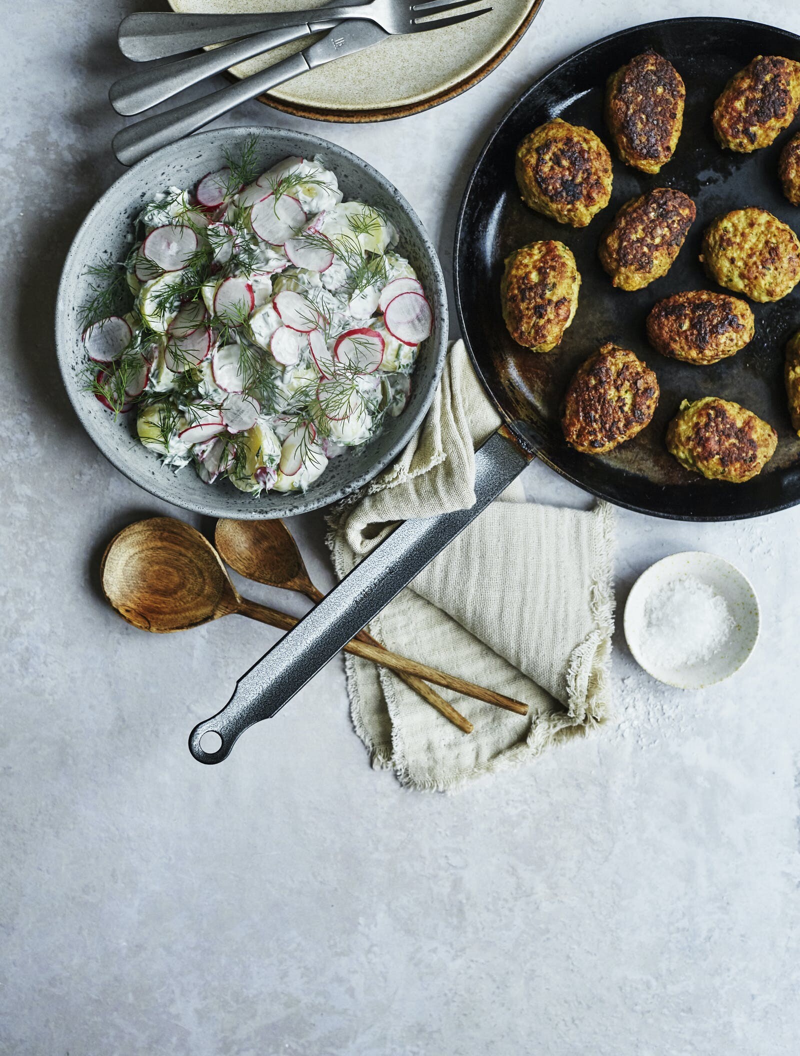 Frikadeller Med Grøn Kartoffelsalat | SPIS BEDRE