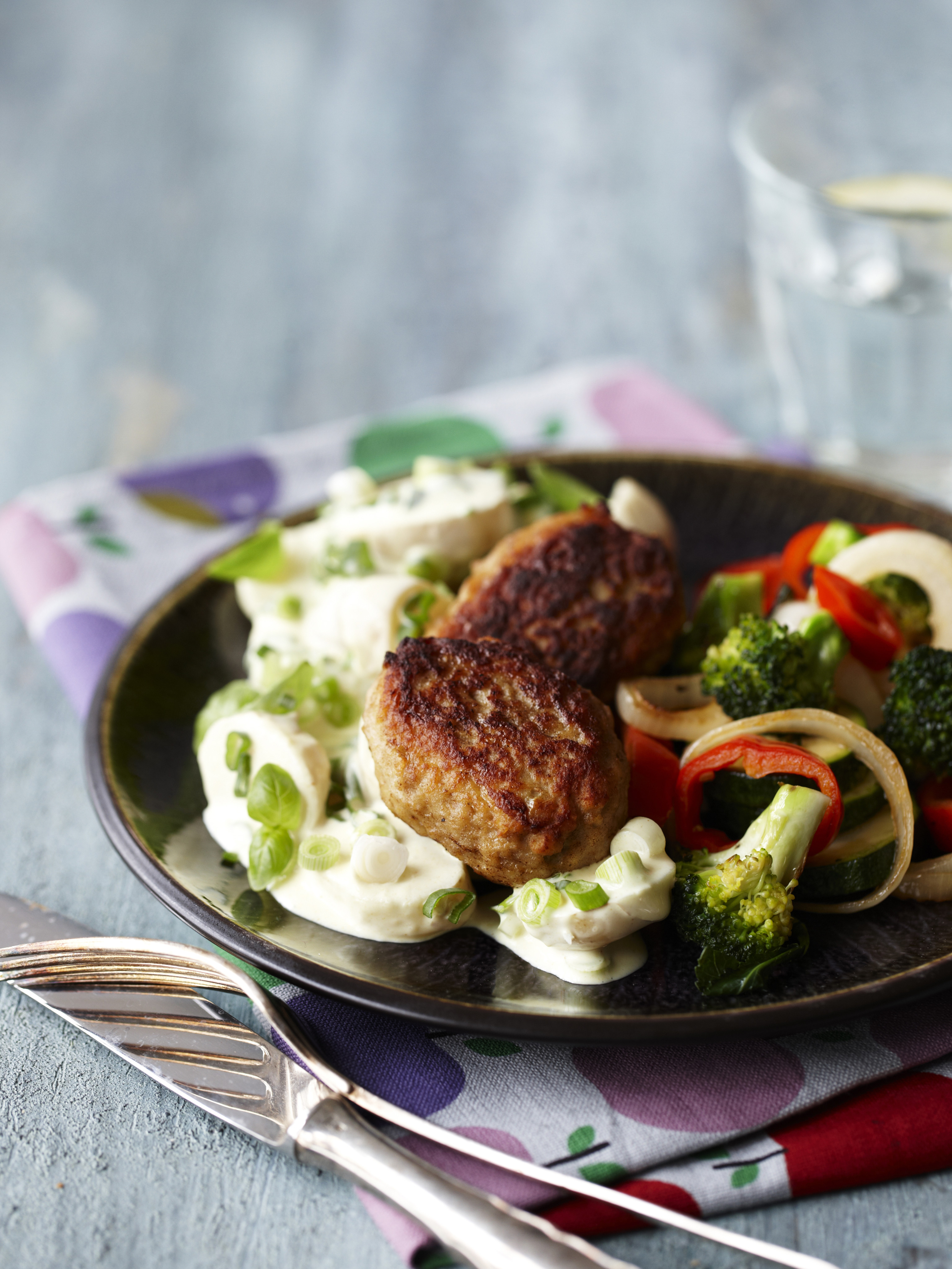 Frikadeller Med Kartoffelsalat Og Broccoli | SPIS BEDRE