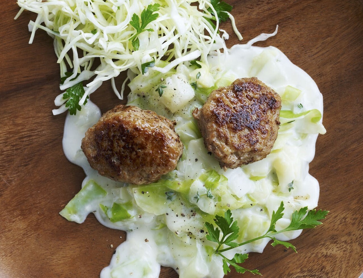 Frikadeller med stuvet hvidkål