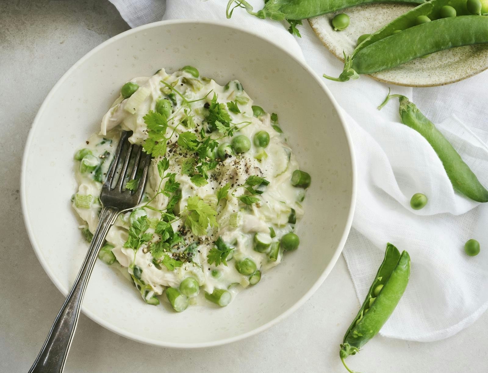 Frikassé med ærter, kylling og nye kartofler