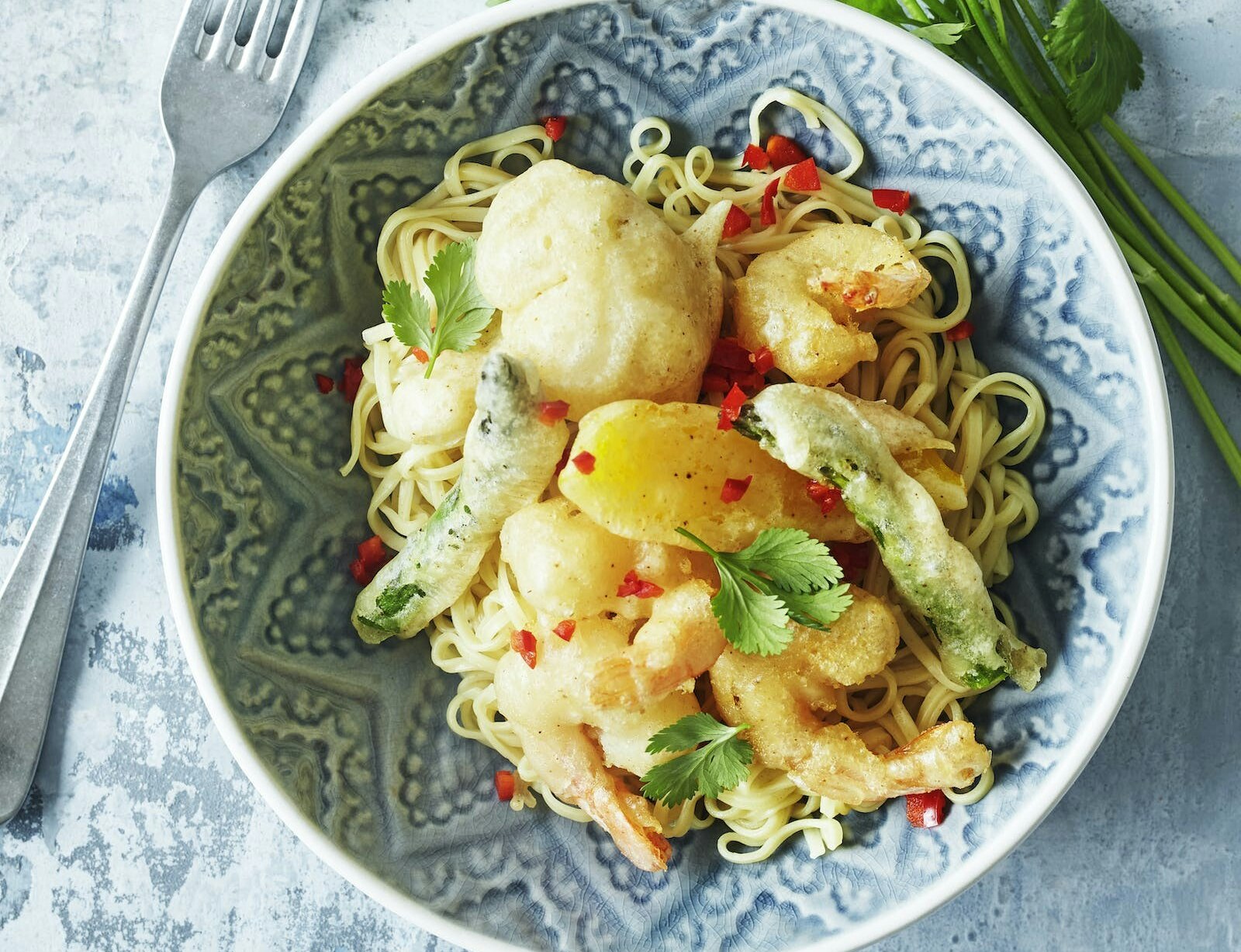 Friterede rejer og grøntsager