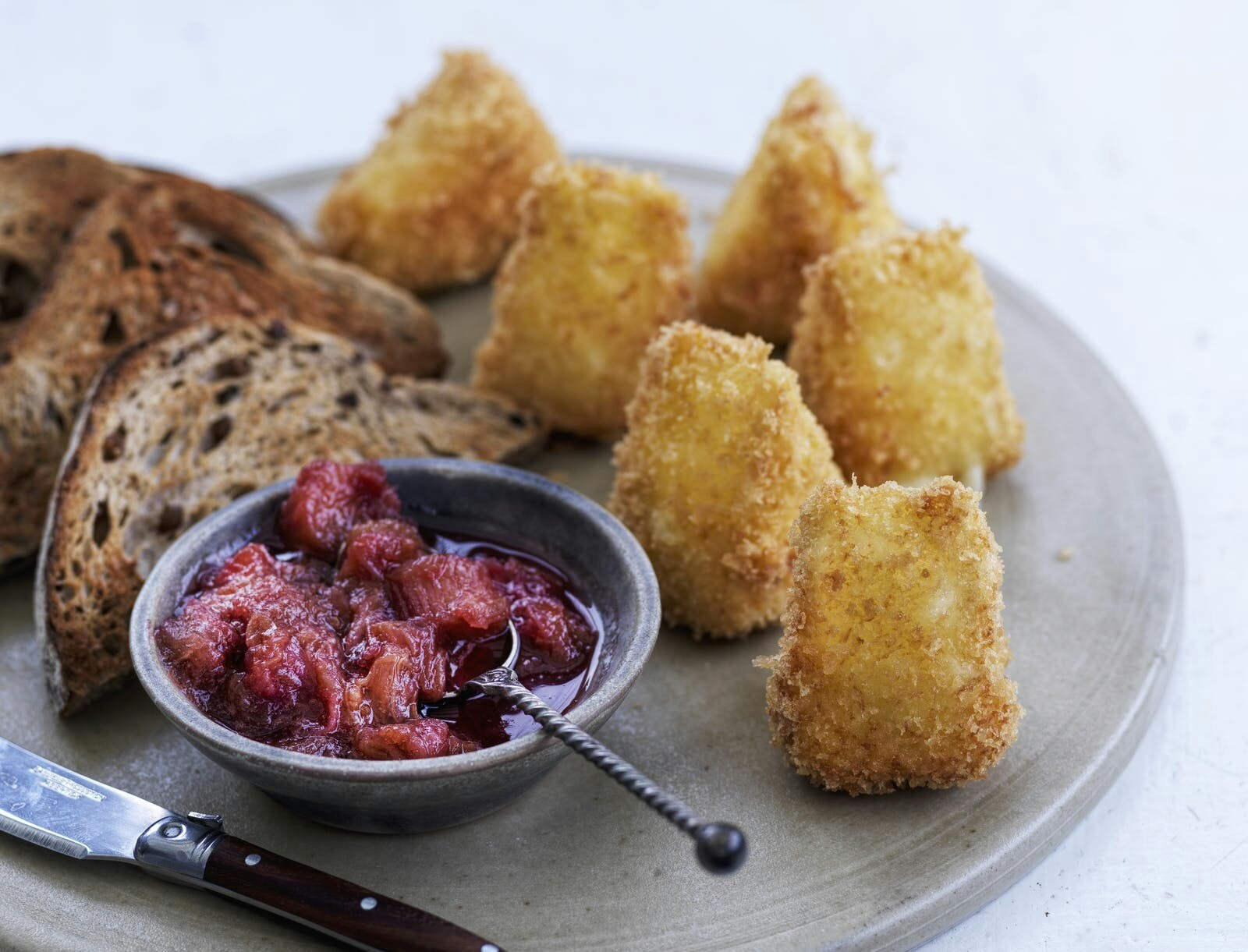 Friteret camembert med rabarberkompot
