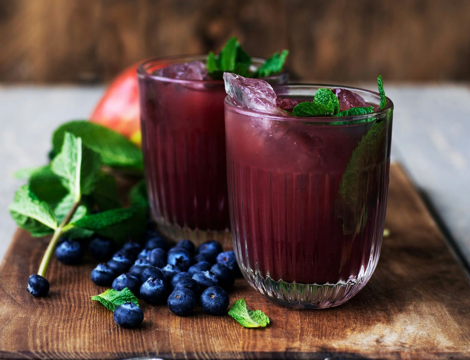 Frugtjuice med blåbær og mynte