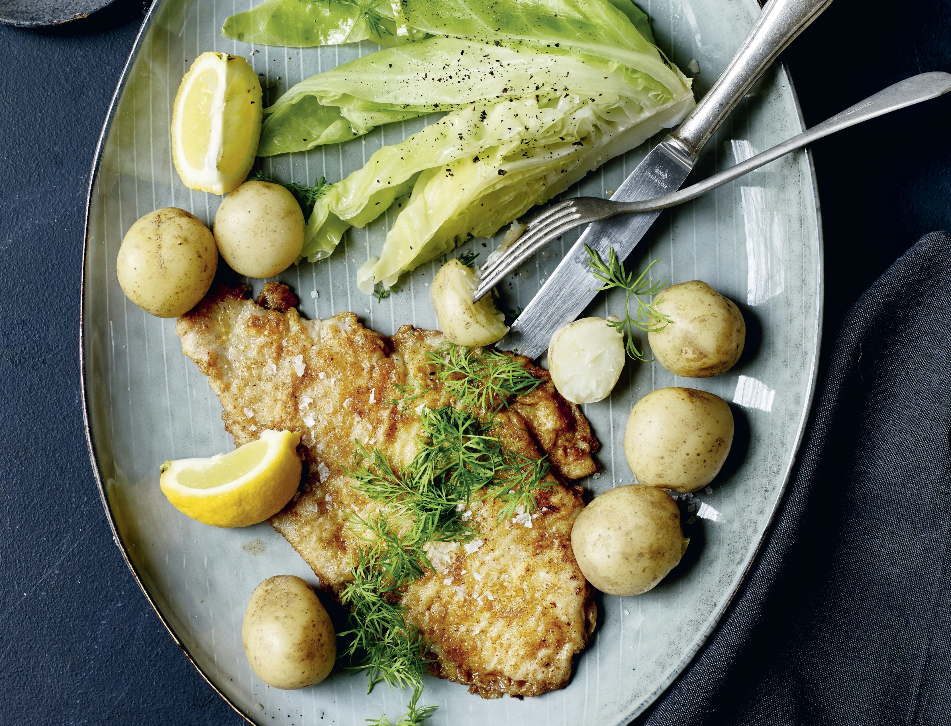 Fuldkornspaneret rødspætte med smørdampet spidskål