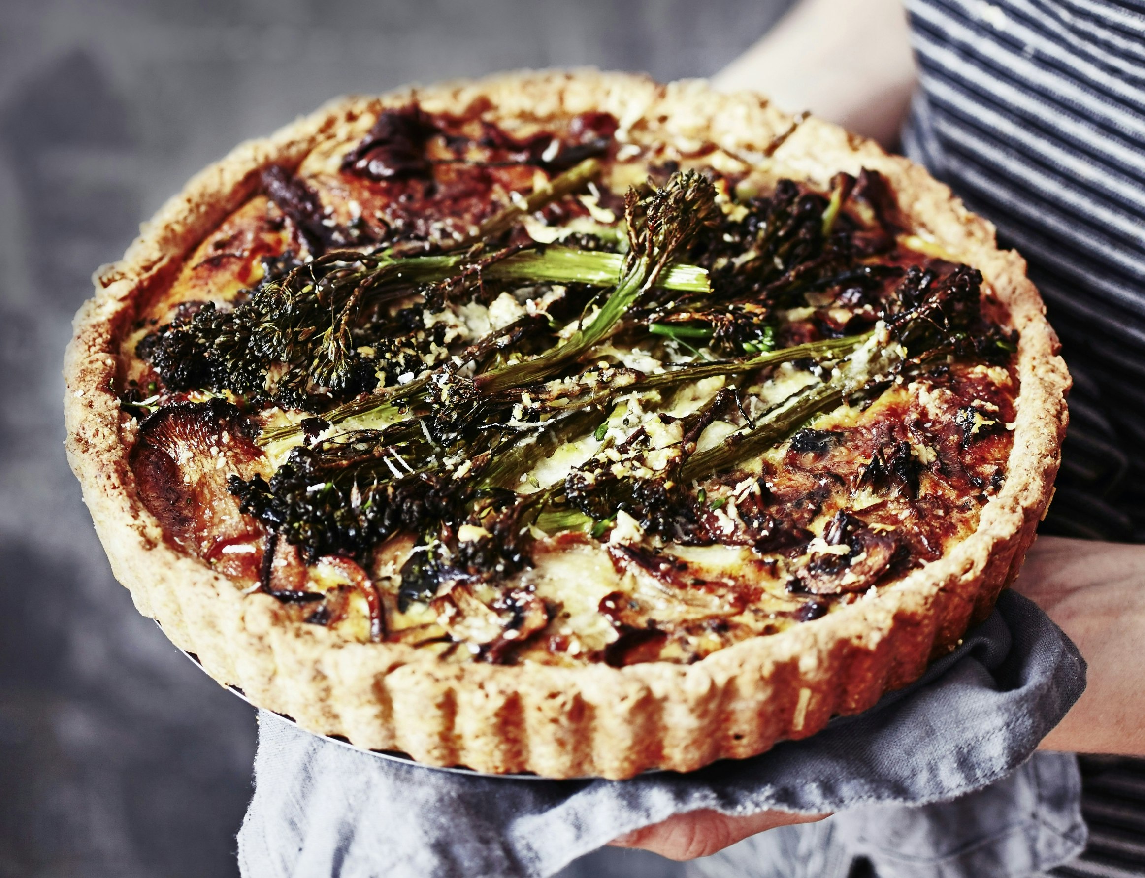 Fuldkornstærte med svampe og parmesan