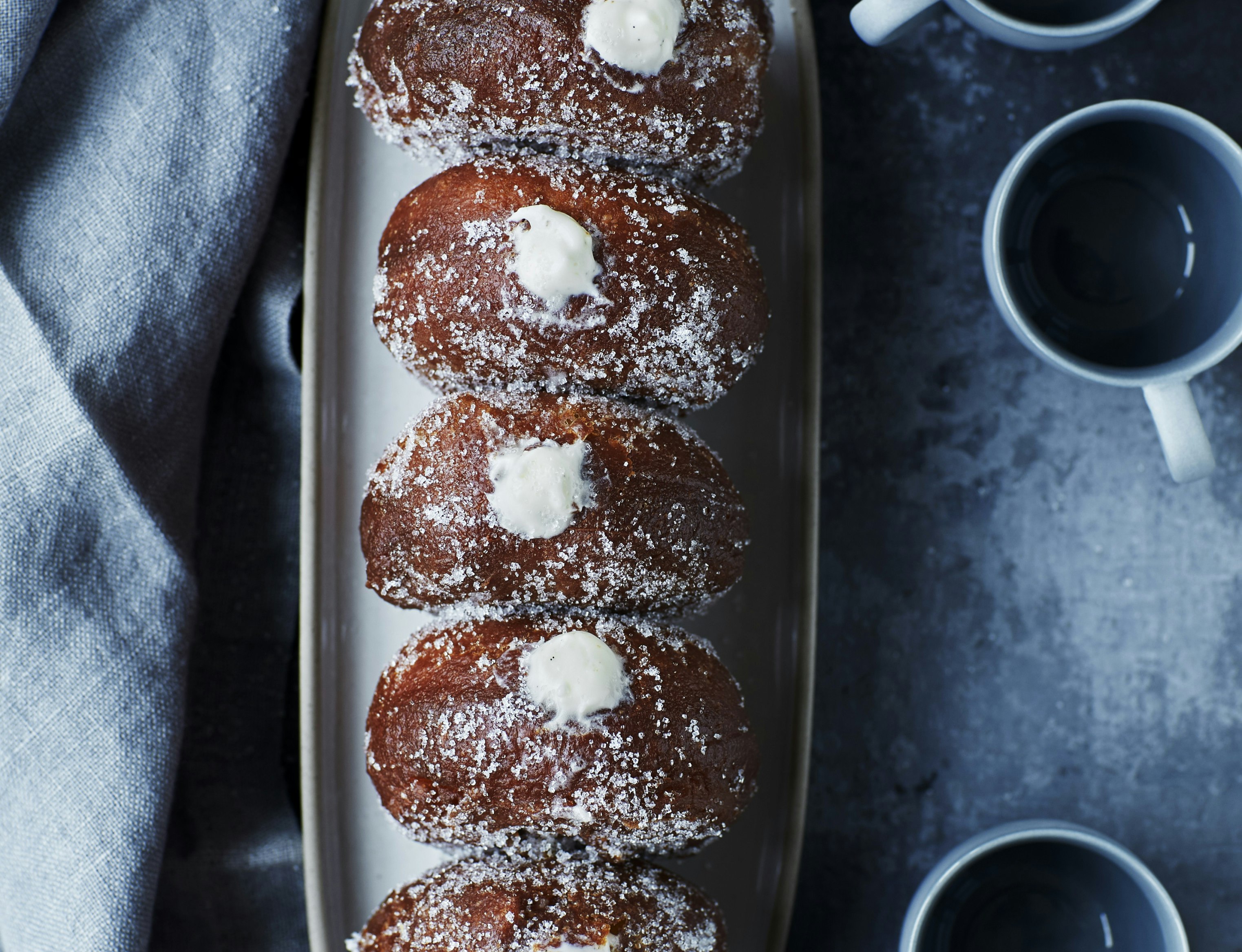 Fyldte donuts med sukker og vaniljecreme