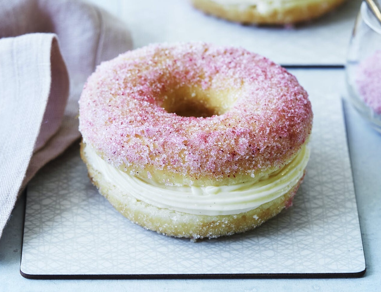 Fyldte donuts med vaniljecreme og hindbærsukker