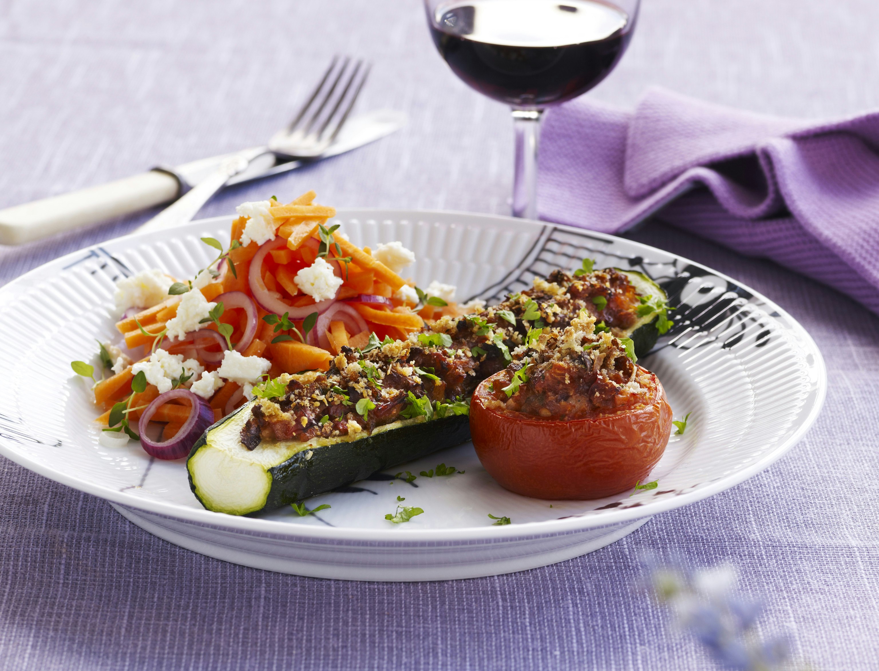 Fyldte grøntsager med bacon og gulerodssalat med feta