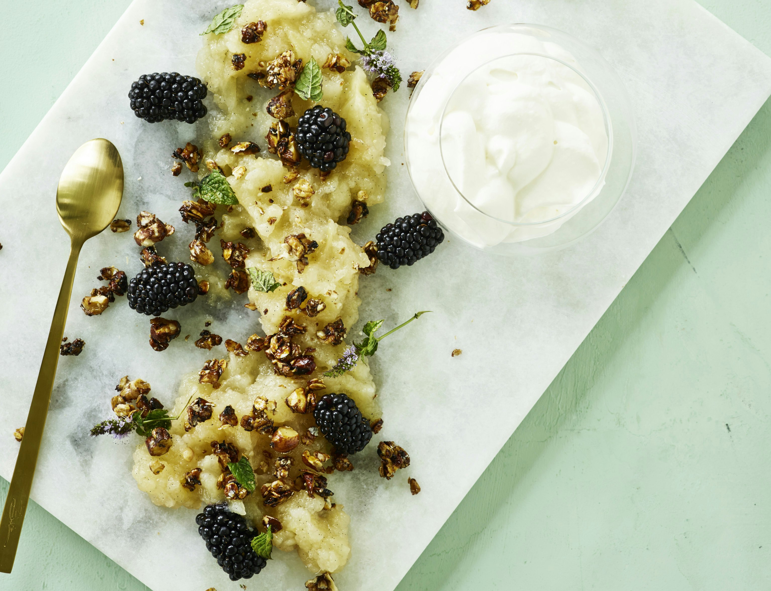 Gammeldags æblekage med brombær og flødeskum