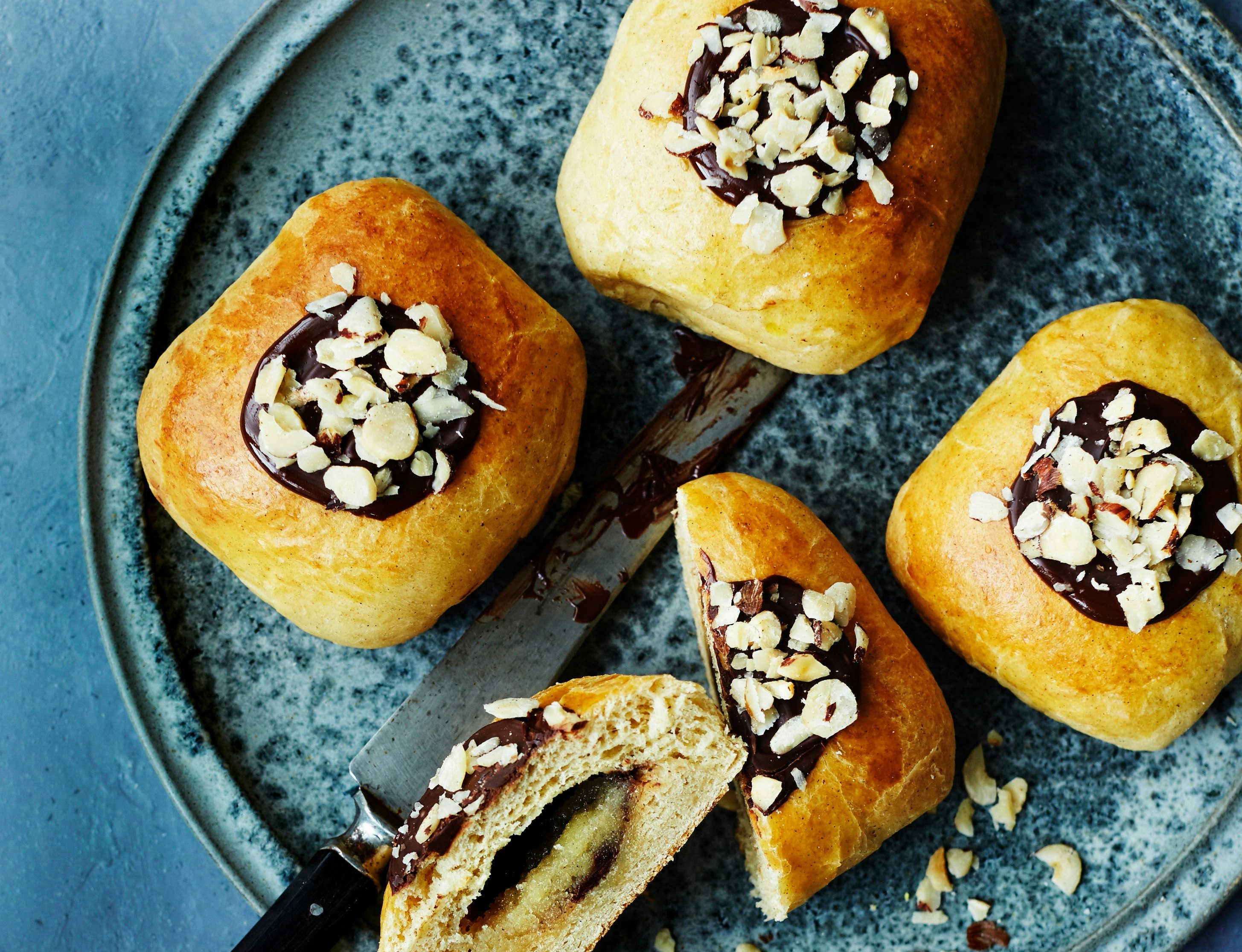 Gammeldags fastelavnsboller med chokolade og marcipanremonce