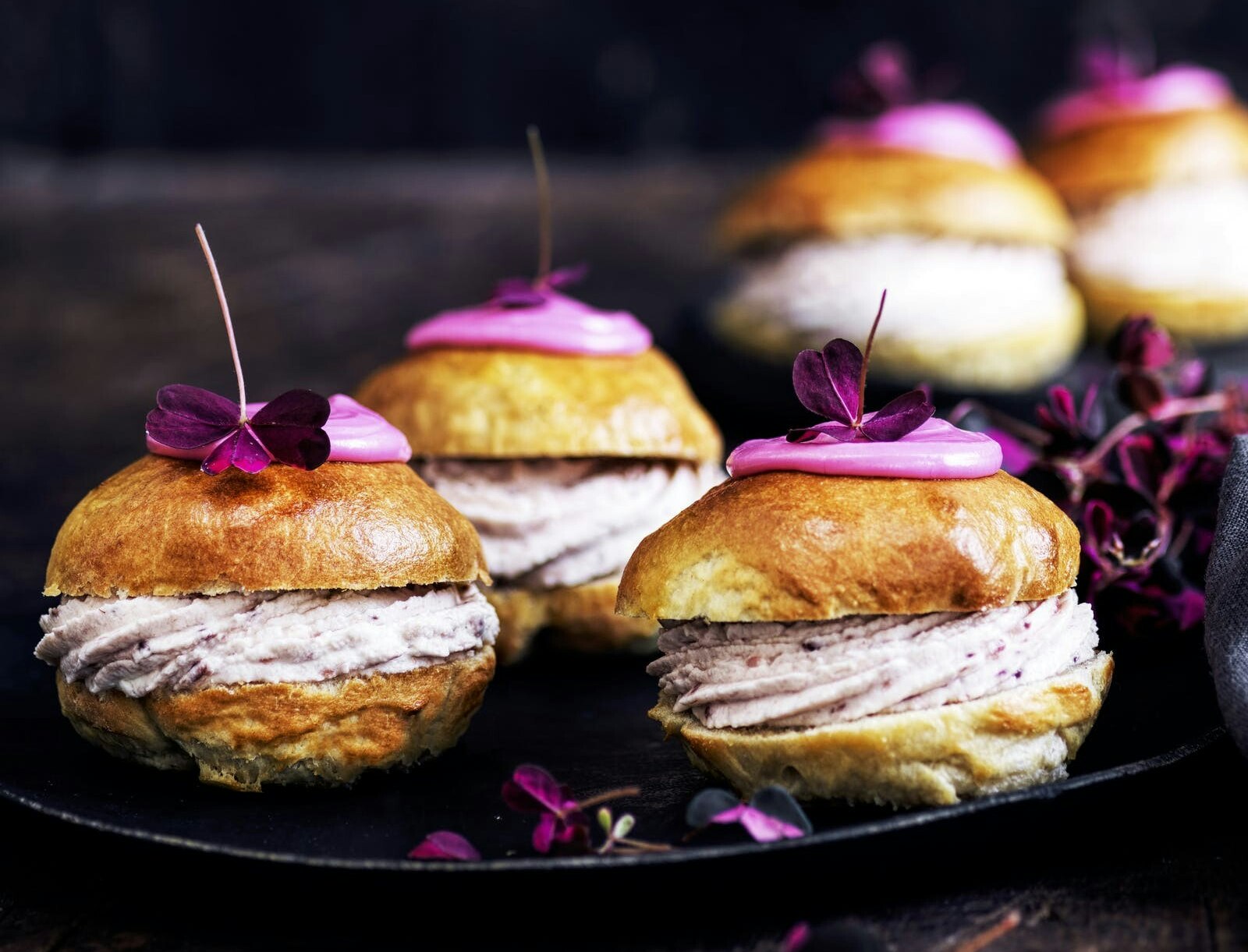 Gammeldags fastelavnsboller med remonce og hindbærskum