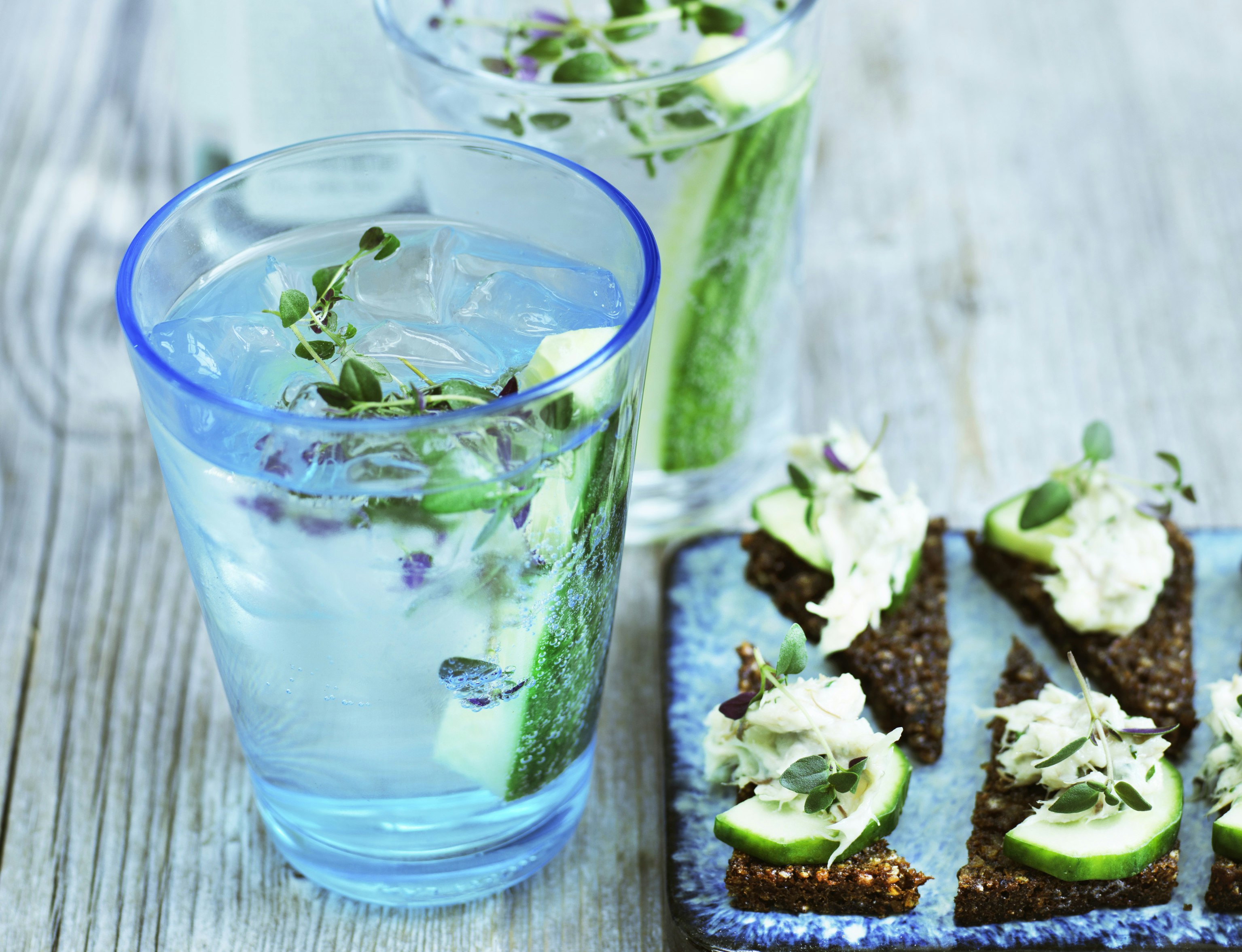 Gin og tonic med røget makrel-snack