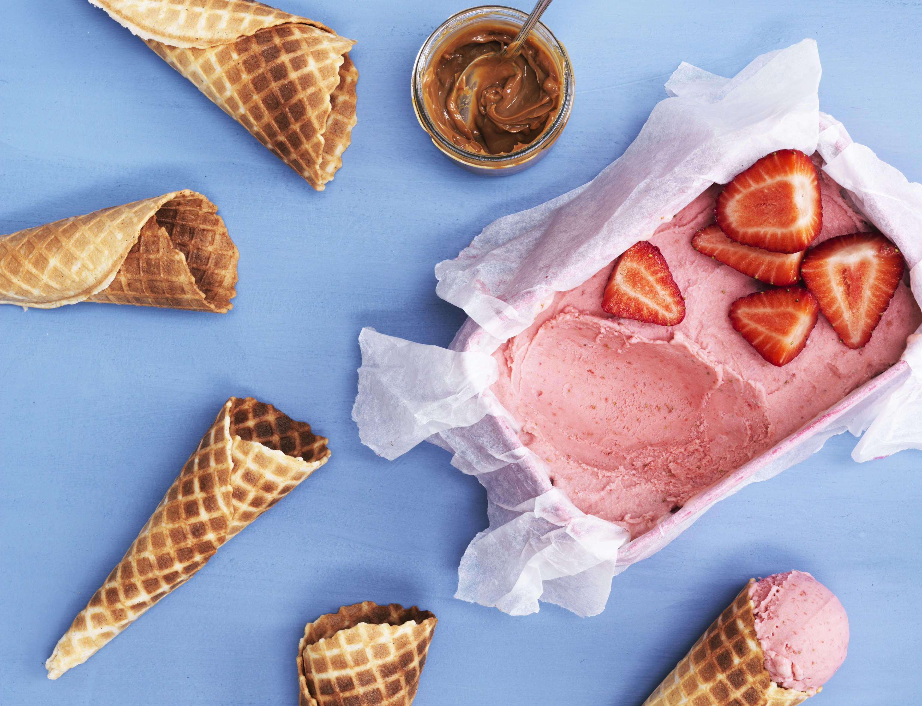 Glutenfrie isvafler med jordbæris og karamel