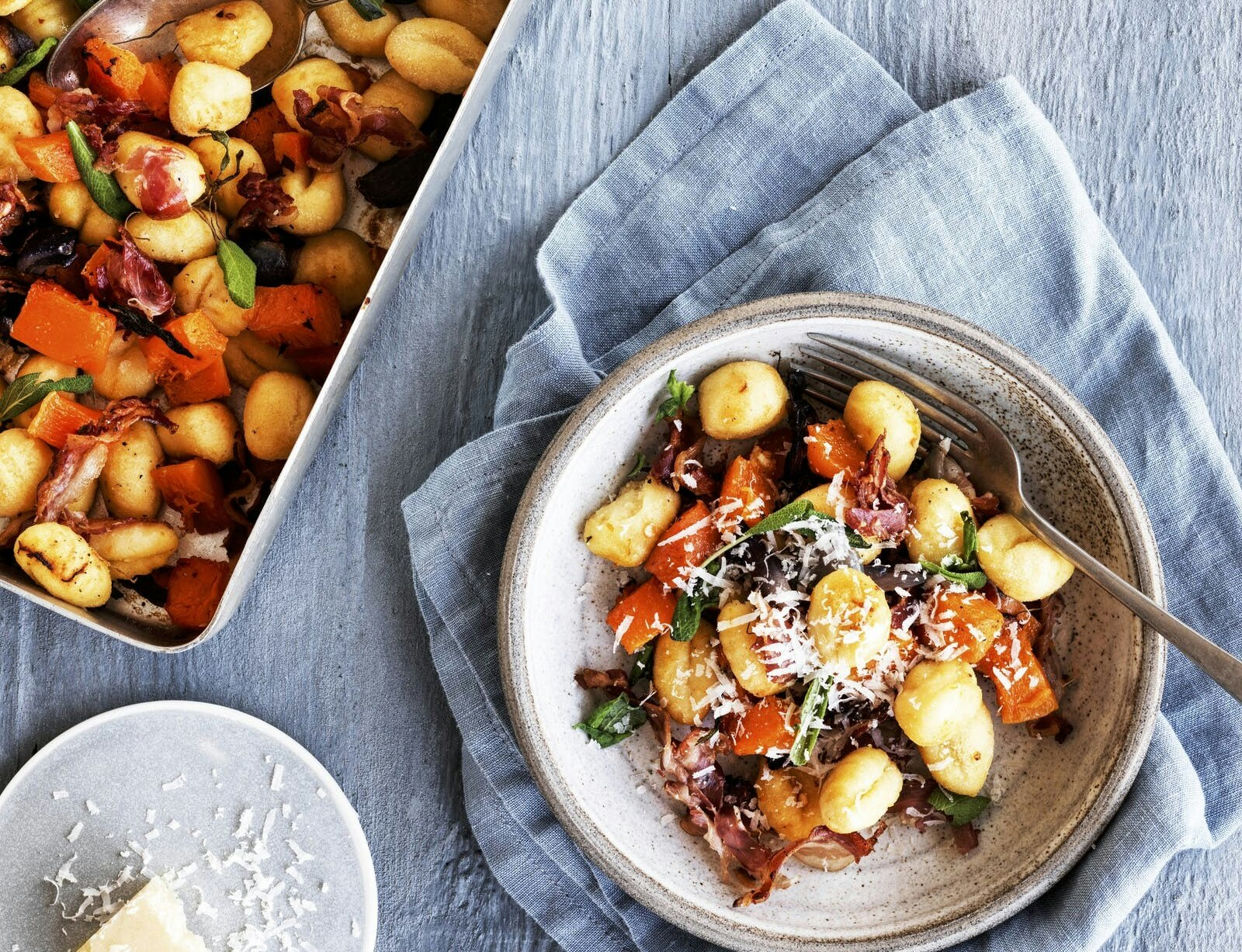 Gnocchi i fad med græskar og pancetta