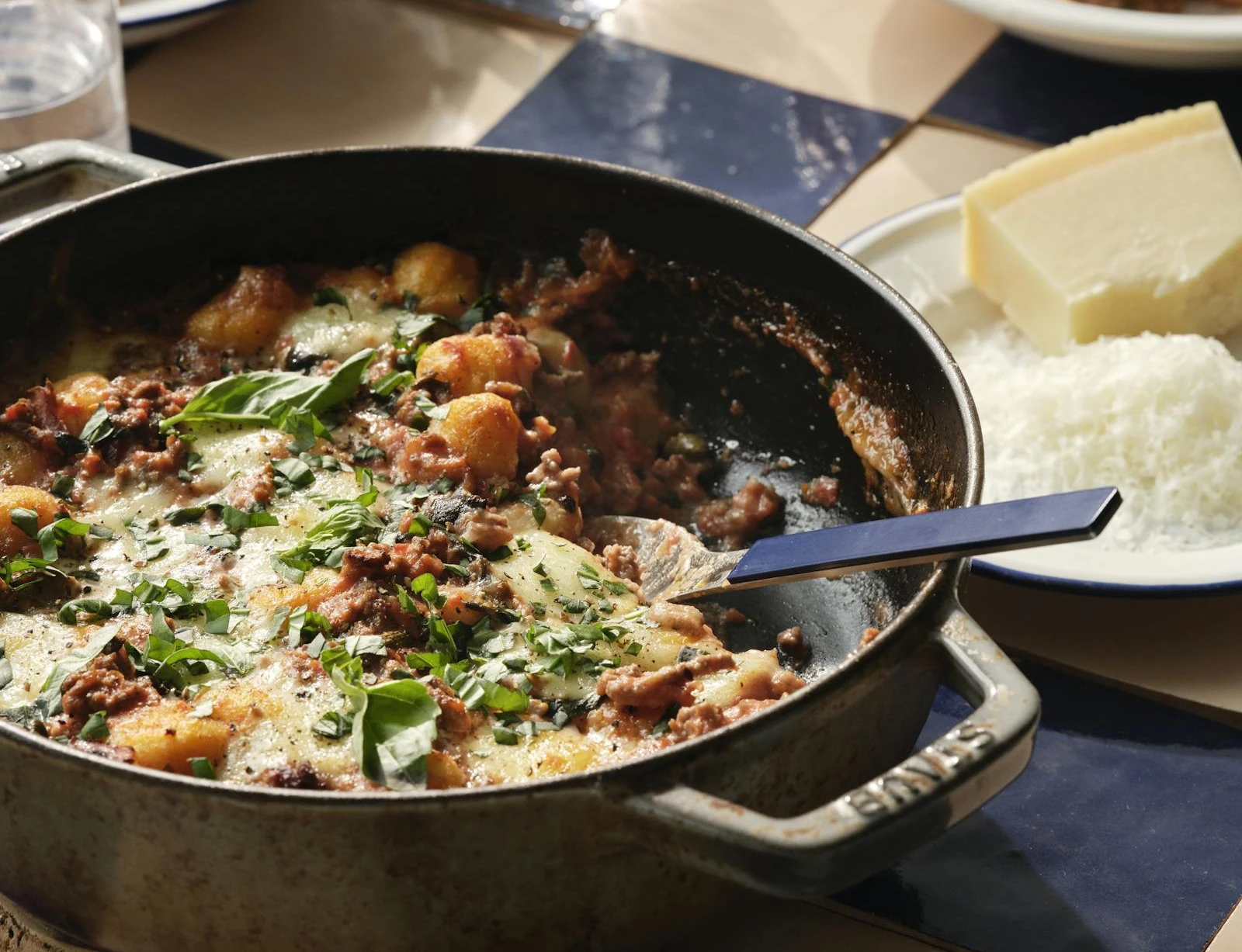 Gnocchi i fad med oksekød og tomatsauce