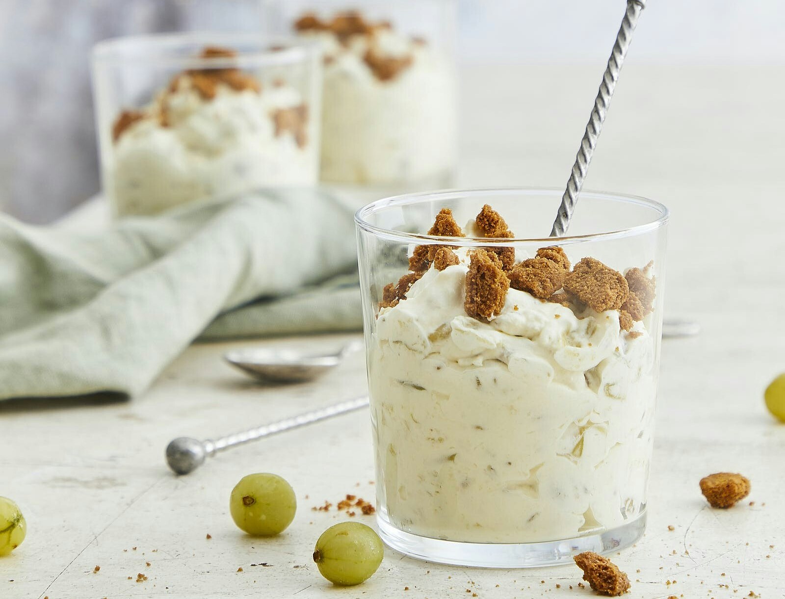 Gooseberry fool med stikkelsbær og hyldeblomst