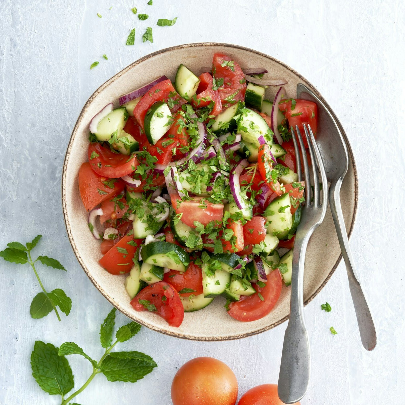 Græsk salat med tomat, agurk og rødløg