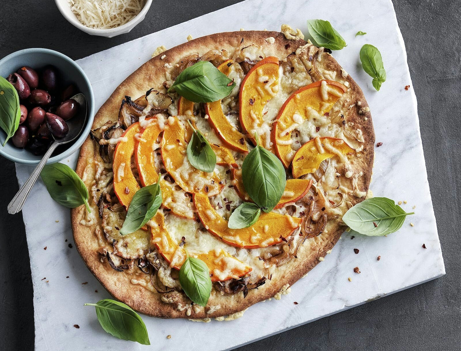 Græskar-pizza med karamelliserede løg og ost